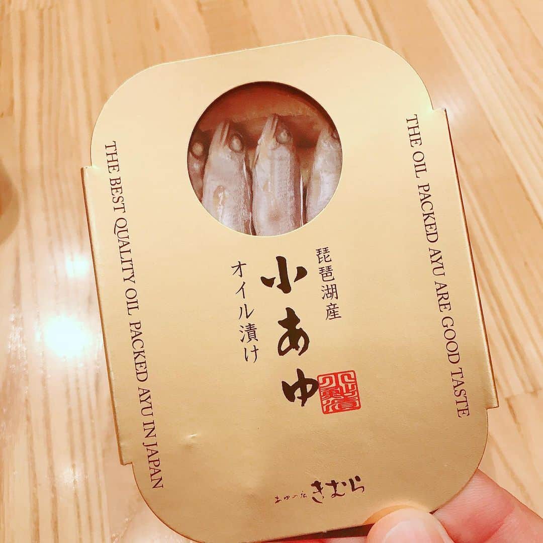 三好ジェームスのインスタグラム：「#缶詰マニア  琵琶湖の天然の小鮎をオイル漬け！  10cmほどのご挨拶が20匹以上入ってる！  魚臭さはなく、鮎特有の程よいほろ苦さが美味しい！  #小鮎#オイル漬け#缶詰#木村水産#琵琶湖#天然小鮎#jille さんのプレゼント#上品#パスタにも合う#ワイン#焼酎#日本酒#何でも合いそう」