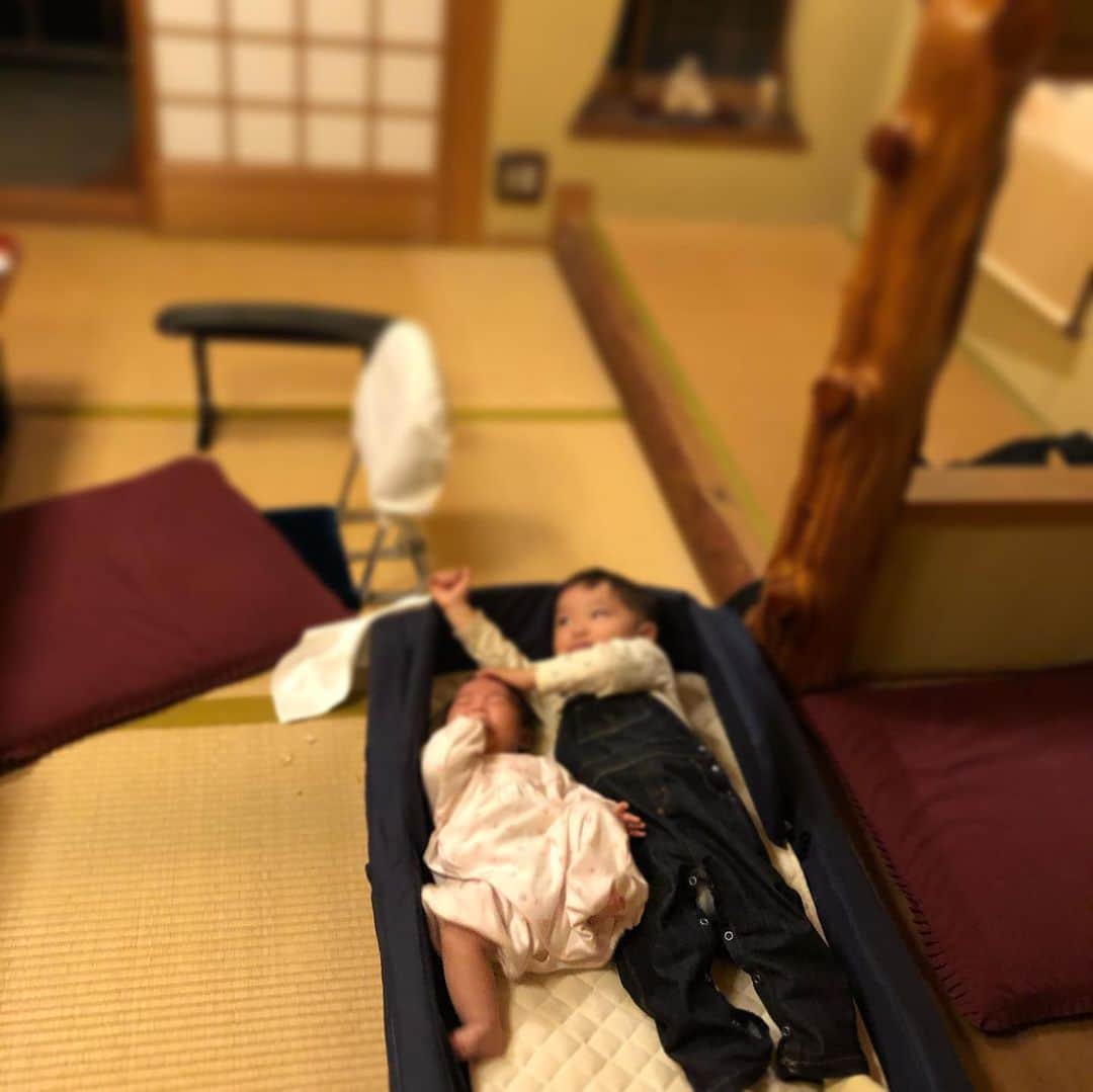 大戸千絵さんのインスタグラム写真 - (大戸千絵Instagram)「こんなに長いこと 福岡〜鳥栖近辺に住んでいたにもかかわらず、 一度も行ったことのない #大丸別荘　 昔からその存在感は凄くて 小さな頃に 「どんなところなんだろう。」と思っていた場所。  先日娘のお食い初めで利用✨  近くに住んでいるからこそ なかなかいかないけど、 旅館の利用だけでなく こういったお祝いの日帰りプランもあって。 お食い初めのご飯は個室で食べられて、息子ものびのび歌いながら食べられるような場所。 おまけに大浴場まで入れて個室も夜の22:00まで利用できるので本当にゆっくりできました。 二日市温泉、、よかった〜 帰り息子の手を握ったらさらさらだった♨️温泉効果〜✨ 無事100日を迎えた娘。 あっという間に終わってしまう、このふにゃふにゃな身体とミルクの香りでいっぱいのお口。 最近では笑うようになって声も出せるようになって、真っ直ぐな目でしっかり見てくるよ。 愛おしい。 人間みんなこうだったんだと思うとなんだか切ない感情になる。なんでやろ←  しっかりと守って素敵の人生が歩めるようサポートしてあげたいなぁ。うちのパパが居れば大丈夫やろけど👌 #お食い初め #大きくなりますように #食べ物に困りませんように #丈夫な歯がはえますように #なんたってパパママおにーちゃんも100日お疲れ様の会になったよ #福岡お食い初め #大丸別荘 #二日市温泉」11月26日 22時13分 - chie_ohto