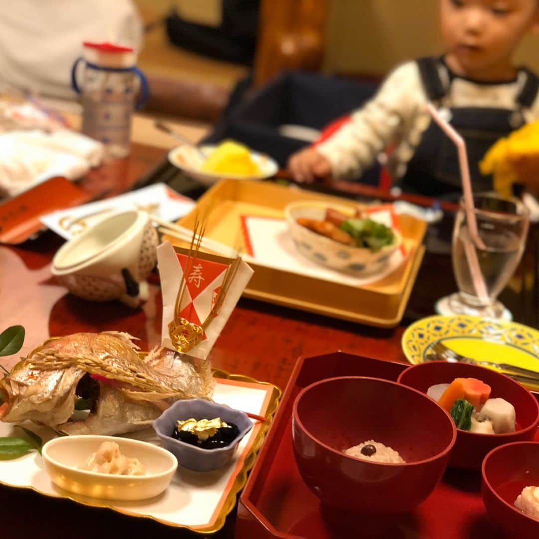 大戸千絵さんのインスタグラム写真 - (大戸千絵Instagram)「こんなに長いこと 福岡〜鳥栖近辺に住んでいたにもかかわらず、 一度も行ったことのない #大丸別荘　 昔からその存在感は凄くて 小さな頃に 「どんなところなんだろう。」と思っていた場所。  先日娘のお食い初めで利用✨  近くに住んでいるからこそ なかなかいかないけど、 旅館の利用だけでなく こういったお祝いの日帰りプランもあって。 お食い初めのご飯は個室で食べられて、息子ものびのび歌いながら食べられるような場所。 おまけに大浴場まで入れて個室も夜の22:00まで利用できるので本当にゆっくりできました。 二日市温泉、、よかった〜 帰り息子の手を握ったらさらさらだった♨️温泉効果〜✨ 無事100日を迎えた娘。 あっという間に終わってしまう、このふにゃふにゃな身体とミルクの香りでいっぱいのお口。 最近では笑うようになって声も出せるようになって、真っ直ぐな目でしっかり見てくるよ。 愛おしい。 人間みんなこうだったんだと思うとなんだか切ない感情になる。なんでやろ←  しっかりと守って素敵の人生が歩めるようサポートしてあげたいなぁ。うちのパパが居れば大丈夫やろけど👌 #お食い初め #大きくなりますように #食べ物に困りませんように #丈夫な歯がはえますように #なんたってパパママおにーちゃんも100日お疲れ様の会になったよ #福岡お食い初め #大丸別荘 #二日市温泉」11月26日 22時13分 - chie_ohto