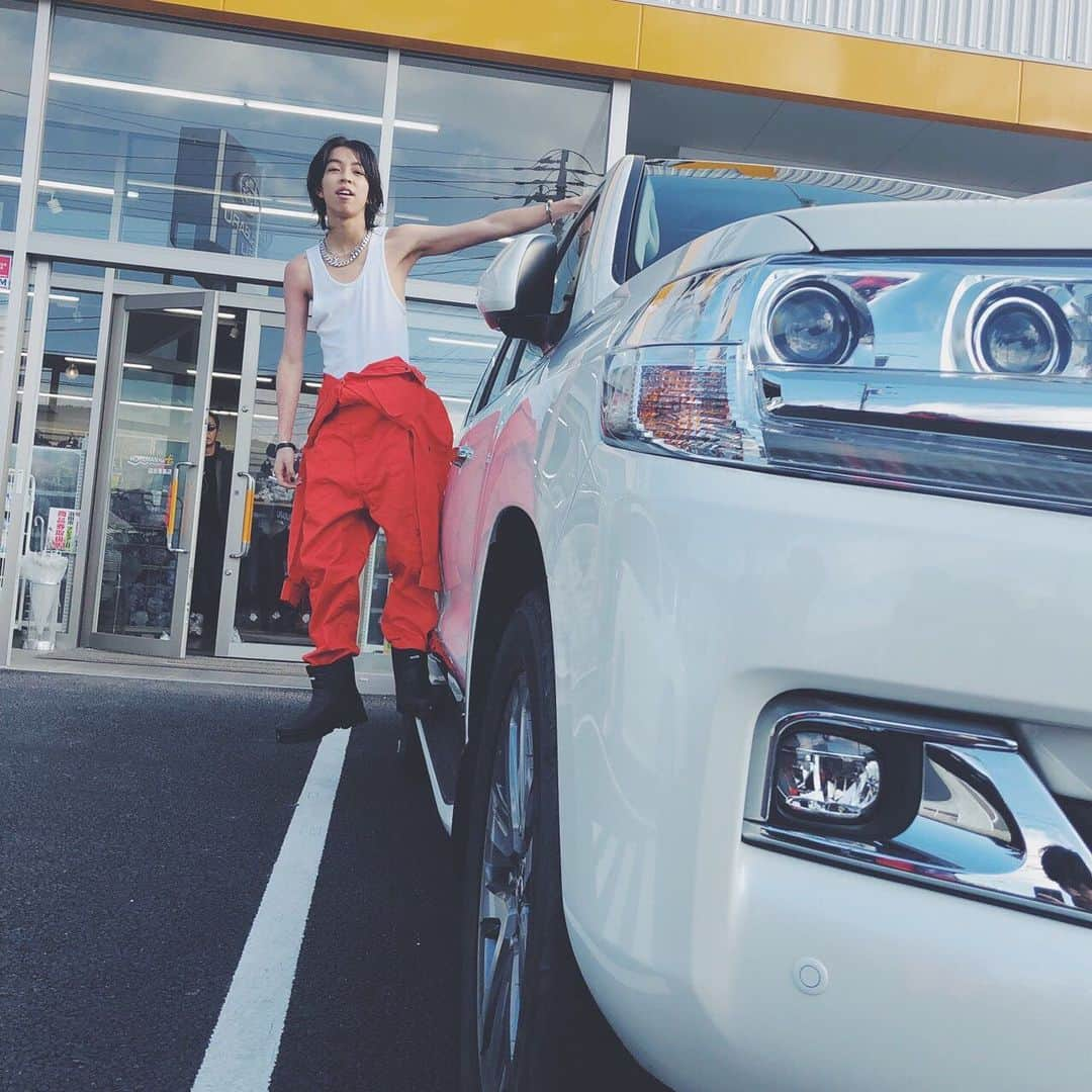 TOYOTAさんのインスタグラム写真 - (TOYOTAInstagram)「#モテちゃんTRIP💖4日目🌟🌲🌟🌲﻿ 今日は朝からテンションMAX&感性爆発のYOSHIさんと群馬へ向かったゆうこすさん😊﻿ ﻿ WORKMANでアウトドアコーデに着替えコメリでDIYアイテムを購入🛠﻿ 星の降る森でこすクルを自分たちだけのおしゃれなモテ空間に✨﻿ ﻿ 最後はYOSHIさんからゆうこすさんへ #DYTD のハイエースLong Sleeveのプレゼント🎁😆﻿ ﻿ @yukos0520 #ゆうこす @yoshi.226 #YOSHI﻿ #TOYOTA #トヨタ #トヨタ自動車 #LANDCRUISER #ランドクルーザー #ランクル﻿ #群馬 #WORKMAN_Plus #コメリ #星の降る森」11月26日 22時14分 - toyota_jp