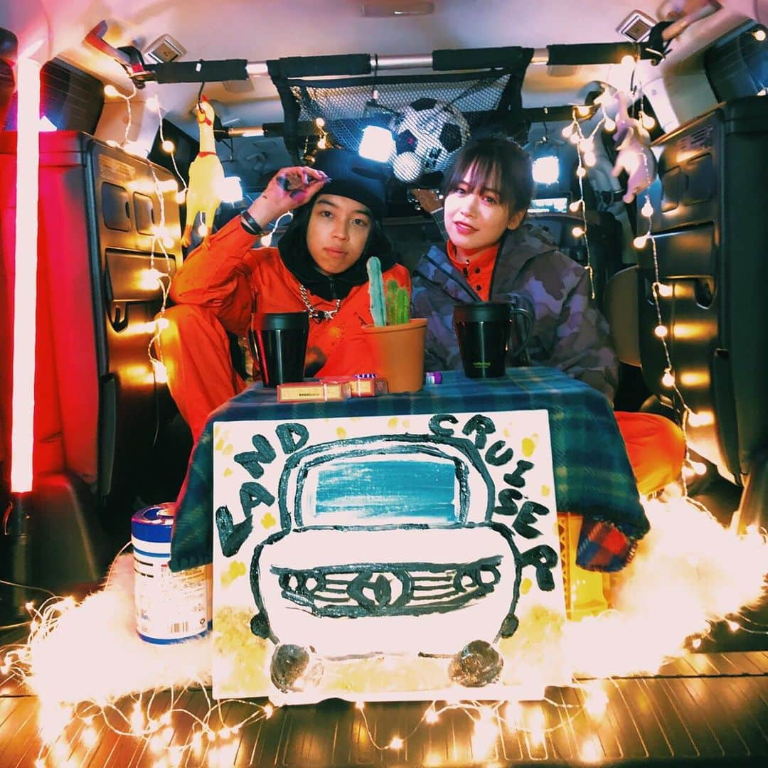 TOYOTAさんのインスタグラム写真 - (TOYOTAInstagram)「#モテちゃんTRIP💖4日目🌟🌲🌟🌲﻿ 今日は朝からテンションMAX&感性爆発のYOSHIさんと群馬へ向かったゆうこすさん😊﻿ ﻿ WORKMANでアウトドアコーデに着替えコメリでDIYアイテムを購入🛠﻿ 星の降る森でこすクルを自分たちだけのおしゃれなモテ空間に✨﻿ ﻿ 最後はYOSHIさんからゆうこすさんへ #DYTD のハイエースLong Sleeveのプレゼント🎁😆﻿ ﻿ @yukos0520 #ゆうこす @yoshi.226 #YOSHI﻿ #TOYOTA #トヨタ #トヨタ自動車 #LANDCRUISER #ランドクルーザー #ランクル﻿ #群馬 #WORKMAN_Plus #コメリ #星の降る森」11月26日 22時14分 - toyota_jp