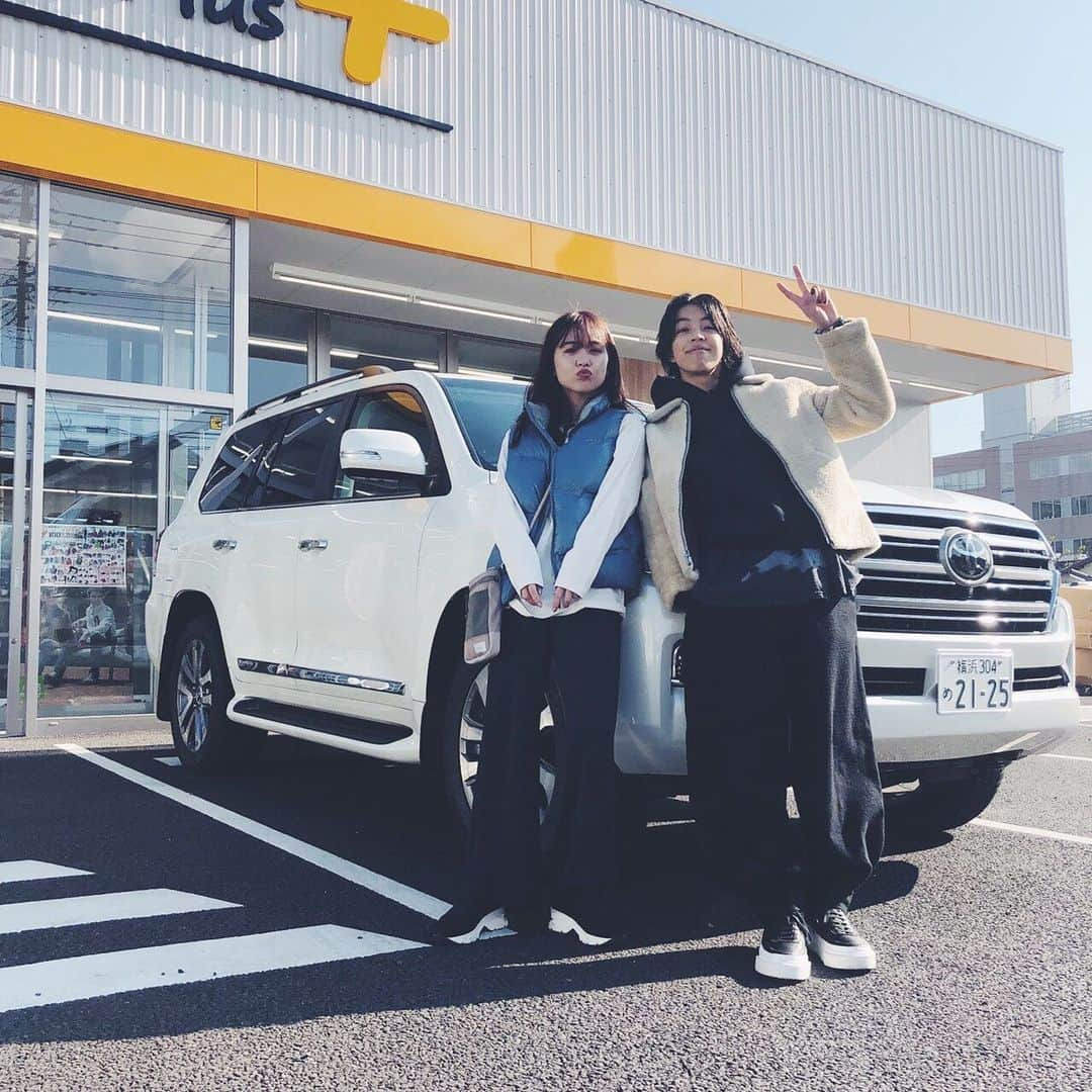 TOYOTAさんのインスタグラム写真 - (TOYOTAInstagram)「#モテちゃんTRIP💖4日目🌟🌲🌟🌲﻿ 今日は朝からテンションMAX&感性爆発のYOSHIさんと群馬へ向かったゆうこすさん😊﻿ ﻿ WORKMANでアウトドアコーデに着替えコメリでDIYアイテムを購入🛠﻿ 星の降る森でこすクルを自分たちだけのおしゃれなモテ空間に✨﻿ ﻿ 最後はYOSHIさんからゆうこすさんへ #DYTD のハイエースLong Sleeveのプレゼント🎁😆﻿ ﻿ @yukos0520 #ゆうこす @yoshi.226 #YOSHI﻿ #TOYOTA #トヨタ #トヨタ自動車 #LANDCRUISER #ランドクルーザー #ランクル﻿ #群馬 #WORKMAN_Plus #コメリ #星の降る森」11月26日 22時14分 - toyota_jp