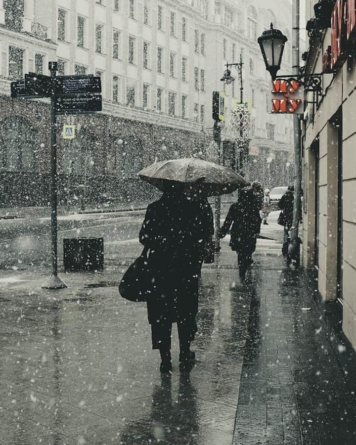 Fujifilm UKさんのインスタグラム写真 - (Fujifilm UKInstagram)「FEATURED PHOTOGRAPHER OF THE WEEK  @jongiel_streetshots FUJIFILM X100T successfully endured a real snow storm in order to catch this atmospheric image in Moscow. “My inspiration here was the New York winter images of the great Saul Leiter!” #X100T #XSeries」11月26日 22時15分 - fujifilmuk