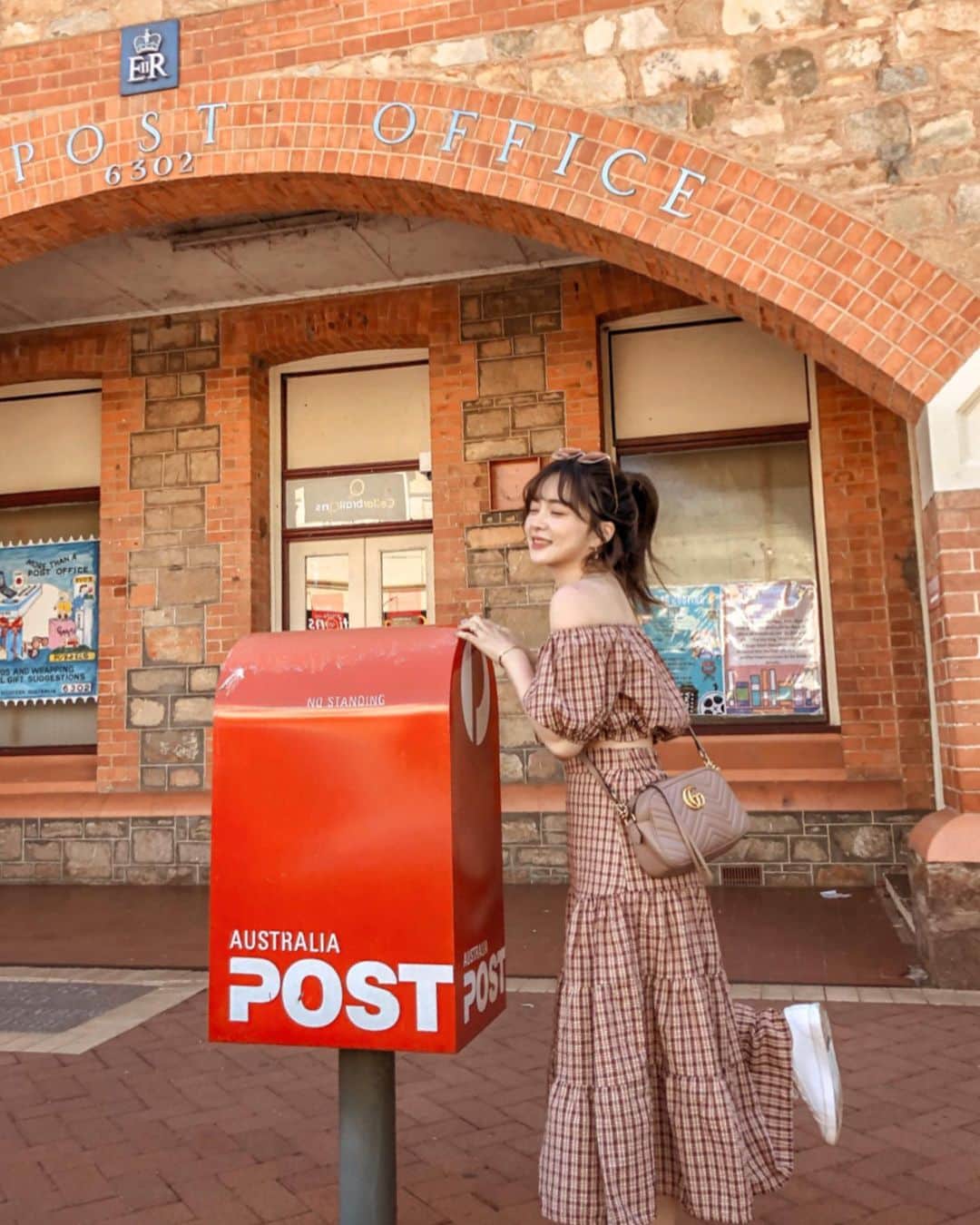 柯柯YELIZのインスタグラム：「York小鎮好可愛❤️ 喜歡他們的建築物隨便一扇門都好好拍🥳 Ps:洋裝是之前賣的沒有了😂」