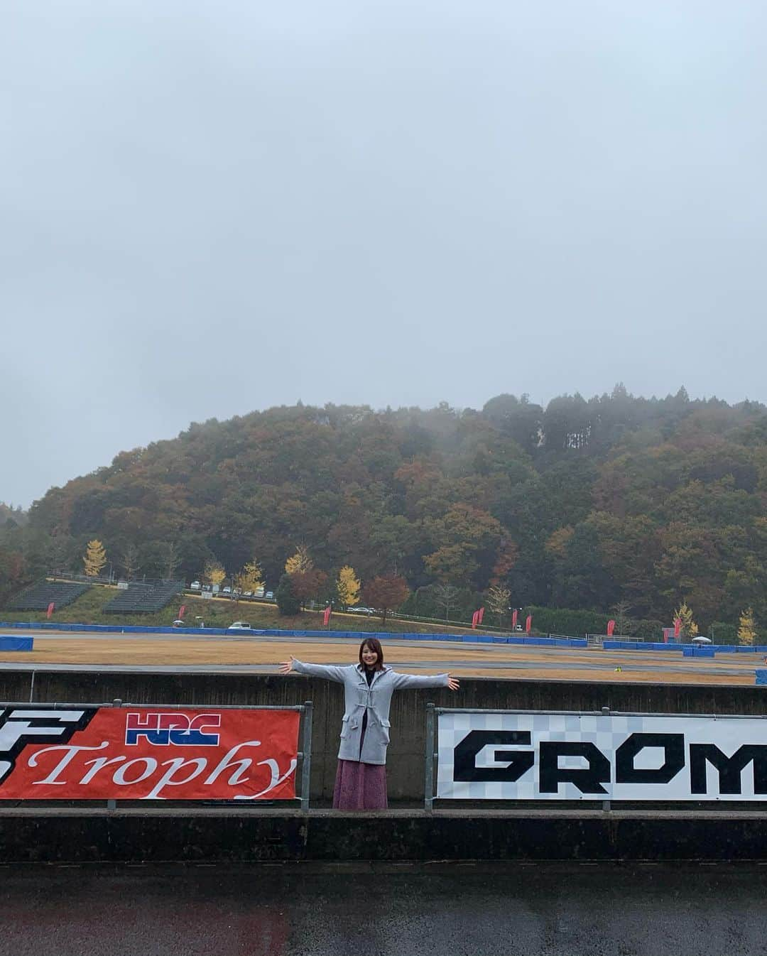 平嶋夏海さんのインスタグラム写真 - (平嶋夏海Instagram)「【NSF100 HRC Trophy Grand Championship 2019】 【HRC GROM Cap Grand championship 2019】 に取材に行きました❣️ カウントダウンボードを持ってスタート進行のお手伝いもさせてもらいました✨（2.3枚目） ライダーの緊張感が伝わってきて私まで緊張しちゃいました💦 おどろいたのがあグラチャンの参加賞が豪華すぎること（6枚目） HRCトートバッグとMotoGPマルクマルケスチャンピオン記念Tシャツでした！ 来年はみなさんもぜひ参加してみてください🥰 #webオートバイ #オートバイ女子部 #平嶋二輪 #バイク女子 #グロム #grom #nsf #nsf100 #ツインリンクもてぎ #グラチャン」11月26日 22時27分 - natsuminsta528