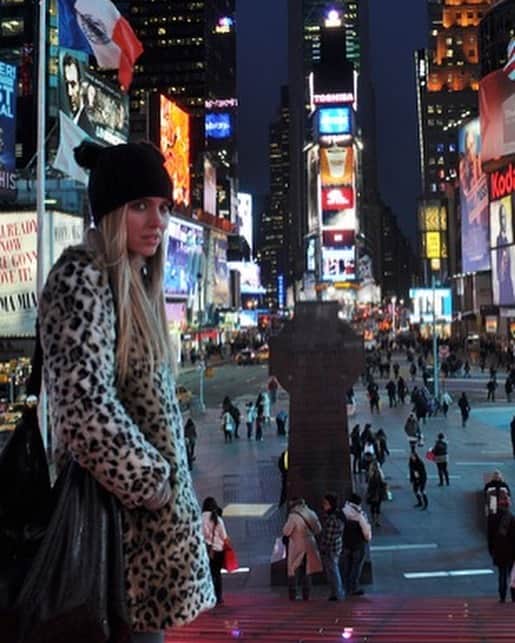 キアラ・フェラーニさんのインスタグラム写真 - (キアラ・フェラーニInstagram)「The first photo is from 2011: it was February and this was my first New York Fashionweek. It was a dream to attend my first American shows but I remember the bad vibe I was often feeling: I was always feeling like I wasn’t good enough, like what I was doing was weird. I remember one night walking with my friend in what I used to consider “my happy place” in New York, Times Square and dream of being in one of those billboards one day. Today, the documentary about my life, @chiaraferragniunposted is in Times Square. Thank you life for all the magic, I’m crying for happiness ✨」11月26日 22時19分 - chiaraferragni
