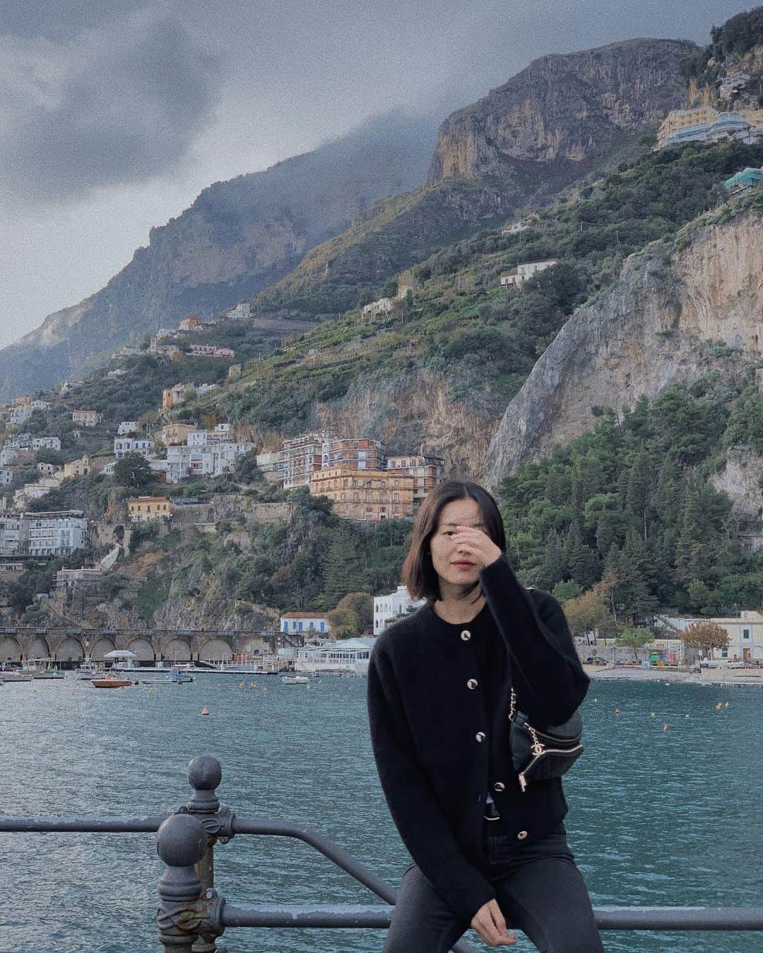 リウ・ウェンのインスタグラム：「Such a breathtaking, unique coastline!🌬🌊」