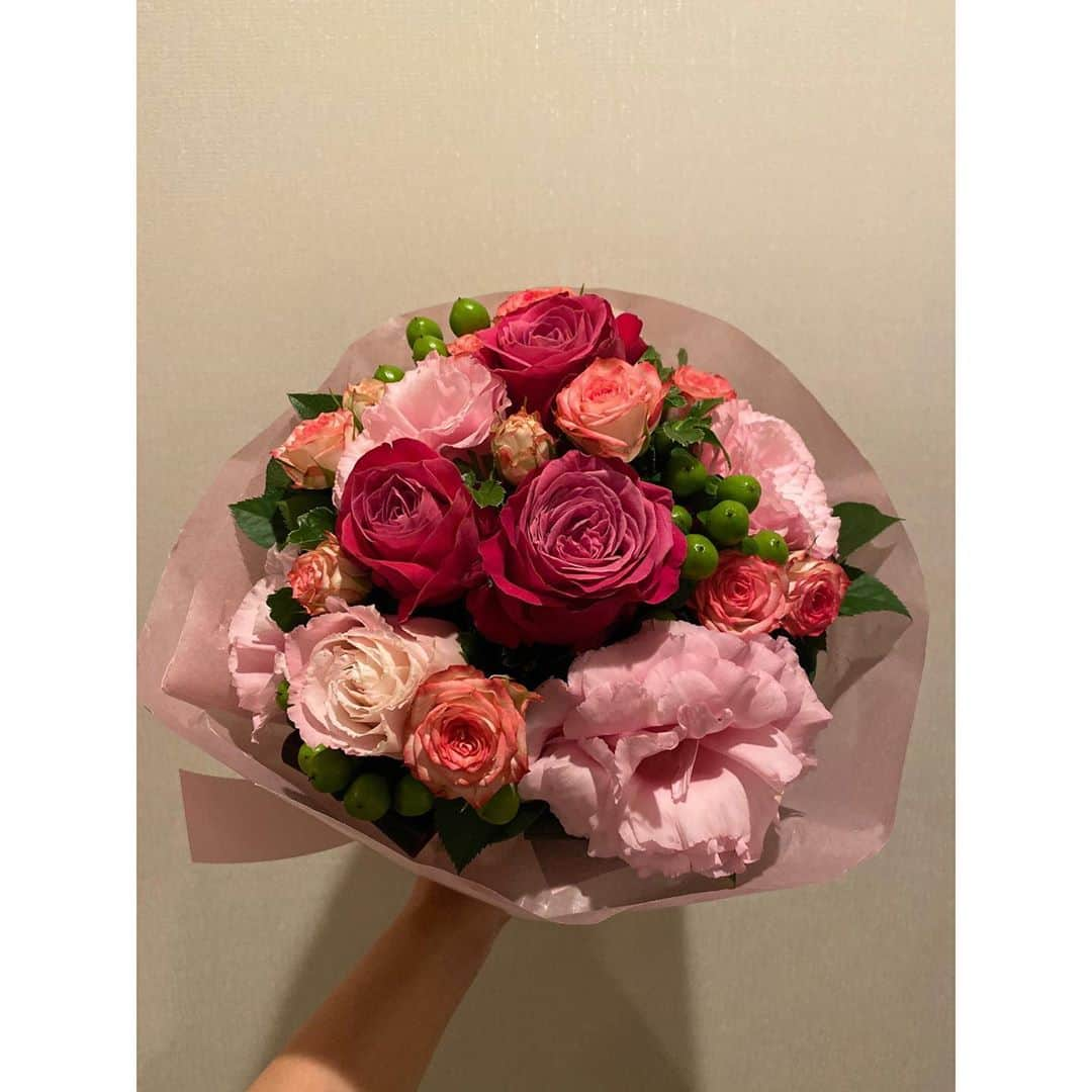 森麻季さんのインスタグラム写真 - (森麻季Instagram)「主人から花束💐 今まで頑張ったね、だそうです🎵  今月1歳半になった息子、その日に卒乳しました ✴︎ 手作りカレンダーを作成し、1歳半の日には渾身のお猿さん🐒そして今月初めから毎日今日が何日か、お猿さんになったらバイバイだよと言い聞かせ… という卒乳物語  #それはそれは涙涙の物語 #詳しくはブログに書きました #トップにリンク貼ってあります  #1歳半 #1歳 #卒乳 #男の子ママ #育児 #子育て #森麻季」11月26日 22時25分 - maki.mori_m