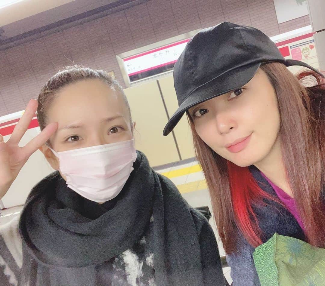 蓮城まことさんのインスタグラム写真 - (蓮城まことInstagram)「👘 劇団朱雀 復活公演、初日でした✨ あー、楽しかった😆 初めての出演なので、 お客様の熱さに感動しました😭 劇団朱雀のファンの方って すごいですね！！！！ 明日からもお客様と一体になって 楽しんで舞台に立ちたいと思います☺️ 同期のさなえと😍 毎日楽しもうっ🕺💃 #劇団朱雀 #復活公演 #初日 #千葉さなえ #蓮城まこと #きんぐ って呼ばれてます」11月26日 22時26分 - makotorenjo_king_official