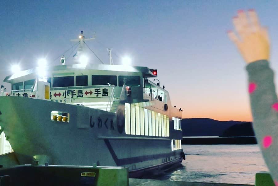 小林希さんのインスタグラム写真 - (小林希Instagram)「【週末島旅学校体験イベント・レポ】﻿ 11月23日（土）、香川県丸亀市の離島、讃岐広島にて体験イベント「週末島旅学校」を開催いたしました。﻿ 当日は、遠方からたくさんの方々にお集まりいただきました。﻿ 讃岐広島は、「島プロジェクト」として2014年から地元主体の有志で、ささやかに島おこしを頑張ってきました。　﻿ ﻿ 今回は、丸亀市の「島おこし活動推進事業」一環の取り組みとして、体験イベント「週末島旅学校」を主催いたしました。﻿ ﻿ 一見、観光資源がないように思う島ですが、よくみれば、たくさんの魅力が詰まっています。﻿ 江戸末期に建てられたと言われる尾上邸や、圧巻の岩肌を見せる採石場。そして最たる魅力は、島の人たち。﻿ ﻿ 「週末島旅学校」では、　﻿ <学校は島、先生は島の人＞とうたいました。﻿ ﻿ 参加者に島に来ていただき、観光地ではない島がこんなにも魅力や情緒にあふれていることを知っていただきたかった。﻿ 参加者からは、「何もないけどある島」「また来たい」と前向きなコメントをいただきました。﻿ ﻿ 日本全国、「観光地」ではないけれど、来る人を惹きつける力がある場所（島にかかわらず）はあるのだと、改めて実感しました。﻿ ﻿ ところで、ちょうど一年前に産経新聞社の協力のもと、「島の力になりたい」「島の魅力を発信したい」を目的として開始したオンラインサロン/旅コミュニティ「しま、ねこ、ときどき海外」のメンバーには、スタッフ（ひるねこ隊）として参加してもらいました。前日の準備、当日のサポート、翌日の後片付け、本当に感謝しています。﻿ ﻿ 島おこしは、地元主体の思いがあってこそ、私たちは動きたい、力になりたいと考えています。﻿ けっして短期的には成果はでないと思います。でも、長期的にみれば、「小さくはじめて、数年かけてたくさんの島のファンを増やす」ことができると信じています。﻿ まだまだ至らず、反省点、課題はありますが、無事に終えられたことをご報告いたします。﻿ ﻿ 参加してくださったみなさま、島の先生方、ひるねこ隊のみなさん、どうもありがとうございました！﻿ ﻿ #讃岐広島#香川県#島旅#離島#島おこし#地域活性化#旅#尾上邸#ひるねこ隊」11月26日 22時35分 - nozokoneko