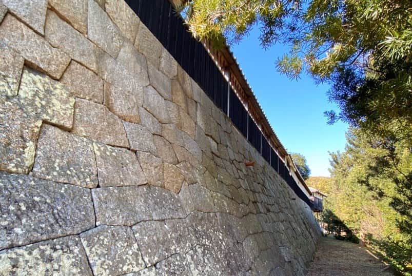 小林希さんのインスタグラム写真 - (小林希Instagram)「【週末島旅学校体験イベント・レポ】﻿ 11月23日（土）、香川県丸亀市の離島、讃岐広島にて体験イベント「週末島旅学校」を開催いたしました。﻿ 当日は、遠方からたくさんの方々にお集まりいただきました。﻿ 讃岐広島は、「島プロジェクト」として2014年から地元主体の有志で、ささやかに島おこしを頑張ってきました。　﻿ ﻿ 今回は、丸亀市の「島おこし活動推進事業」一環の取り組みとして、体験イベント「週末島旅学校」を主催いたしました。﻿ ﻿ 一見、観光資源がないように思う島ですが、よくみれば、たくさんの魅力が詰まっています。﻿ 江戸末期に建てられたと言われる尾上邸や、圧巻の岩肌を見せる採石場。そして最たる魅力は、島の人たち。﻿ ﻿ 「週末島旅学校」では、　﻿ <学校は島、先生は島の人＞とうたいました。﻿ ﻿ 参加者に島に来ていただき、観光地ではない島がこんなにも魅力や情緒にあふれていることを知っていただきたかった。﻿ 参加者からは、「何もないけどある島」「また来たい」と前向きなコメントをいただきました。﻿ ﻿ 日本全国、「観光地」ではないけれど、来る人を惹きつける力がある場所（島にかかわらず）はあるのだと、改めて実感しました。﻿ ﻿ ところで、ちょうど一年前に産経新聞社の協力のもと、「島の力になりたい」「島の魅力を発信したい」を目的として開始したオンラインサロン/旅コミュニティ「しま、ねこ、ときどき海外」のメンバーには、スタッフ（ひるねこ隊）として参加してもらいました。前日の準備、当日のサポート、翌日の後片付け、本当に感謝しています。﻿ ﻿ 島おこしは、地元主体の思いがあってこそ、私たちは動きたい、力になりたいと考えています。﻿ けっして短期的には成果はでないと思います。でも、長期的にみれば、「小さくはじめて、数年かけてたくさんの島のファンを増やす」ことができると信じています。﻿ まだまだ至らず、反省点、課題はありますが、無事に終えられたことをご報告いたします。﻿ ﻿ 参加してくださったみなさま、島の先生方、ひるねこ隊のみなさん、どうもありがとうございました！﻿ ﻿ #讃岐広島#香川県#島旅#離島#島おこし#地域活性化#旅#尾上邸#ひるねこ隊」11月26日 22時35分 - nozokoneko