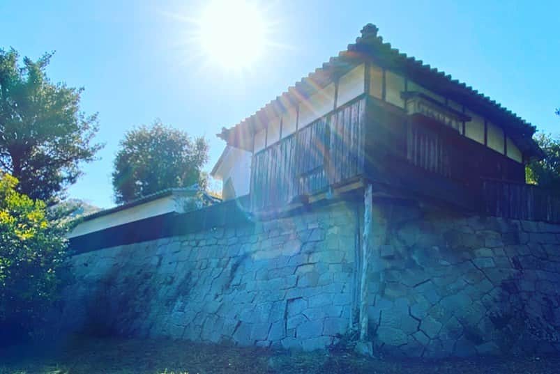小林希さんのインスタグラム写真 - (小林希Instagram)「【週末島旅学校体験イベント・レポ】﻿ 11月23日（土）、香川県丸亀市の離島、讃岐広島にて体験イベント「週末島旅学校」を開催いたしました。﻿ 当日は、遠方からたくさんの方々にお集まりいただきました。﻿ 讃岐広島は、「島プロジェクト」として2014年から地元主体の有志で、ささやかに島おこしを頑張ってきました。　﻿ ﻿ 今回は、丸亀市の「島おこし活動推進事業」一環の取り組みとして、体験イベント「週末島旅学校」を主催いたしました。﻿ ﻿ 一見、観光資源がないように思う島ですが、よくみれば、たくさんの魅力が詰まっています。﻿ 江戸末期に建てられたと言われる尾上邸や、圧巻の岩肌を見せる採石場。そして最たる魅力は、島の人たち。﻿ ﻿ 「週末島旅学校」では、　﻿ <学校は島、先生は島の人＞とうたいました。﻿ ﻿ 参加者に島に来ていただき、観光地ではない島がこんなにも魅力や情緒にあふれていることを知っていただきたかった。﻿ 参加者からは、「何もないけどある島」「また来たい」と前向きなコメントをいただきました。﻿ ﻿ 日本全国、「観光地」ではないけれど、来る人を惹きつける力がある場所（島にかかわらず）はあるのだと、改めて実感しました。﻿ ﻿ ところで、ちょうど一年前に産経新聞社の協力のもと、「島の力になりたい」「島の魅力を発信したい」を目的として開始したオンラインサロン/旅コミュニティ「しま、ねこ、ときどき海外」のメンバーには、スタッフ（ひるねこ隊）として参加してもらいました。前日の準備、当日のサポート、翌日の後片付け、本当に感謝しています。﻿ ﻿ 島おこしは、地元主体の思いがあってこそ、私たちは動きたい、力になりたいと考えています。﻿ けっして短期的には成果はでないと思います。でも、長期的にみれば、「小さくはじめて、数年かけてたくさんの島のファンを増やす」ことができると信じています。﻿ まだまだ至らず、反省点、課題はありますが、無事に終えられたことをご報告いたします。﻿ ﻿ 参加してくださったみなさま、島の先生方、ひるねこ隊のみなさん、どうもありがとうございました！﻿ ﻿ #讃岐広島#香川県#島旅#離島#島おこし#地域活性化#旅#尾上邸#ひるねこ隊」11月26日 22時35分 - nozokoneko