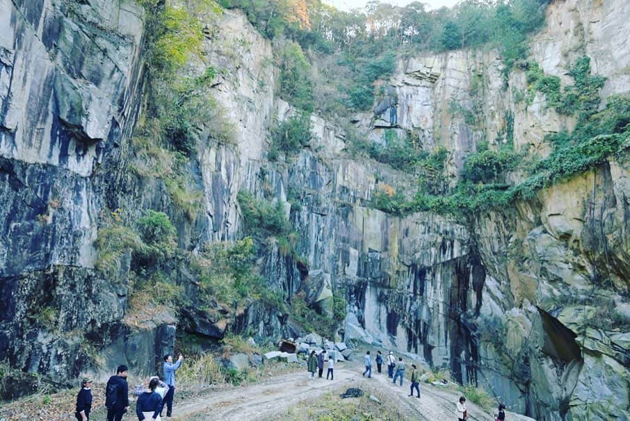 小林希さんのインスタグラム写真 - (小林希Instagram)「【週末島旅学校体験イベント・レポ】﻿ 11月23日（土）、香川県丸亀市の離島、讃岐広島にて体験イベント「週末島旅学校」を開催いたしました。﻿ 当日は、遠方からたくさんの方々にお集まりいただきました。﻿ 讃岐広島は、「島プロジェクト」として2014年から地元主体の有志で、ささやかに島おこしを頑張ってきました。　﻿ ﻿ 今回は、丸亀市の「島おこし活動推進事業」一環の取り組みとして、体験イベント「週末島旅学校」を主催いたしました。﻿ ﻿ 一見、観光資源がないように思う島ですが、よくみれば、たくさんの魅力が詰まっています。﻿ 江戸末期に建てられたと言われる尾上邸や、圧巻の岩肌を見せる採石場。そして最たる魅力は、島の人たち。﻿ ﻿ 「週末島旅学校」では、　﻿ <学校は島、先生は島の人＞とうたいました。﻿ ﻿ 参加者に島に来ていただき、観光地ではない島がこんなにも魅力や情緒にあふれていることを知っていただきたかった。﻿ 参加者からは、「何もないけどある島」「また来たい」と前向きなコメントをいただきました。﻿ ﻿ 日本全国、「観光地」ではないけれど、来る人を惹きつける力がある場所（島にかかわらず）はあるのだと、改めて実感しました。﻿ ﻿ ところで、ちょうど一年前に産経新聞社の協力のもと、「島の力になりたい」「島の魅力を発信したい」を目的として開始したオンラインサロン/旅コミュニティ「しま、ねこ、ときどき海外」のメンバーには、スタッフ（ひるねこ隊）として参加してもらいました。前日の準備、当日のサポート、翌日の後片付け、本当に感謝しています。﻿ ﻿ 島おこしは、地元主体の思いがあってこそ、私たちは動きたい、力になりたいと考えています。﻿ けっして短期的には成果はでないと思います。でも、長期的にみれば、「小さくはじめて、数年かけてたくさんの島のファンを増やす」ことができると信じています。﻿ まだまだ至らず、反省点、課題はありますが、無事に終えられたことをご報告いたします。﻿ ﻿ 参加してくださったみなさま、島の先生方、ひるねこ隊のみなさん、どうもありがとうございました！﻿ ﻿ #讃岐広島#香川県#島旅#離島#島おこし#地域活性化#旅#尾上邸#ひるねこ隊」11月26日 22時35分 - nozokoneko