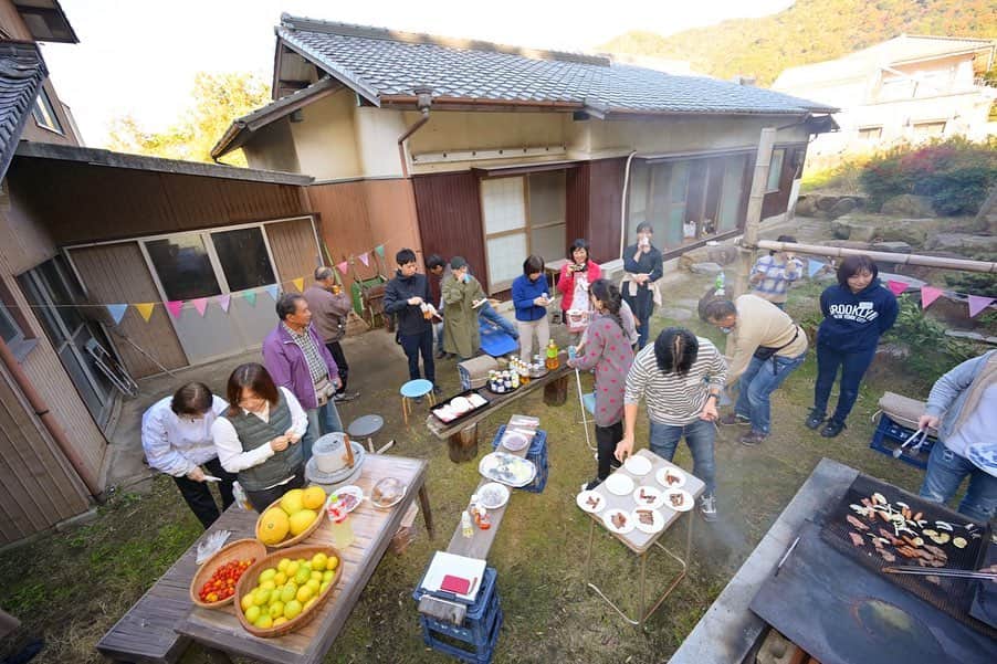 小林希さんのインスタグラム写真 - (小林希Instagram)「【週末島旅学校体験イベント・レポ】﻿ 11月23日（土）、香川県丸亀市の離島、讃岐広島にて体験イベント「週末島旅学校」を開催いたしました。﻿ 当日は、遠方からたくさんの方々にお集まりいただきました。﻿ 讃岐広島は、「島プロジェクト」として2014年から地元主体の有志で、ささやかに島おこしを頑張ってきました。　﻿ ﻿ 今回は、丸亀市の「島おこし活動推進事業」一環の取り組みとして、体験イベント「週末島旅学校」を主催いたしました。﻿ ﻿ 一見、観光資源がないように思う島ですが、よくみれば、たくさんの魅力が詰まっています。﻿ 江戸末期に建てられたと言われる尾上邸や、圧巻の岩肌を見せる採石場。そして最たる魅力は、島の人たち。﻿ ﻿ 「週末島旅学校」では、　﻿ <学校は島、先生は島の人＞とうたいました。﻿ ﻿ 参加者に島に来ていただき、観光地ではない島がこんなにも魅力や情緒にあふれていることを知っていただきたかった。﻿ 参加者からは、「何もないけどある島」「また来たい」と前向きなコメントをいただきました。﻿ ﻿ 日本全国、「観光地」ではないけれど、来る人を惹きつける力がある場所（島にかかわらず）はあるのだと、改めて実感しました。﻿ ﻿ ところで、ちょうど一年前に産経新聞社の協力のもと、「島の力になりたい」「島の魅力を発信したい」を目的として開始したオンラインサロン/旅コミュニティ「しま、ねこ、ときどき海外」のメンバーには、スタッフ（ひるねこ隊）として参加してもらいました。前日の準備、当日のサポート、翌日の後片付け、本当に感謝しています。﻿ ﻿ 島おこしは、地元主体の思いがあってこそ、私たちは動きたい、力になりたいと考えています。﻿ けっして短期的には成果はでないと思います。でも、長期的にみれば、「小さくはじめて、数年かけてたくさんの島のファンを増やす」ことができると信じています。﻿ まだまだ至らず、反省点、課題はありますが、無事に終えられたことをご報告いたします。﻿ ﻿ 参加してくださったみなさま、島の先生方、ひるねこ隊のみなさん、どうもありがとうございました！﻿ ﻿ #讃岐広島#香川県#島旅#離島#島おこし#地域活性化#旅#尾上邸#ひるねこ隊」11月26日 22時35分 - nozokoneko