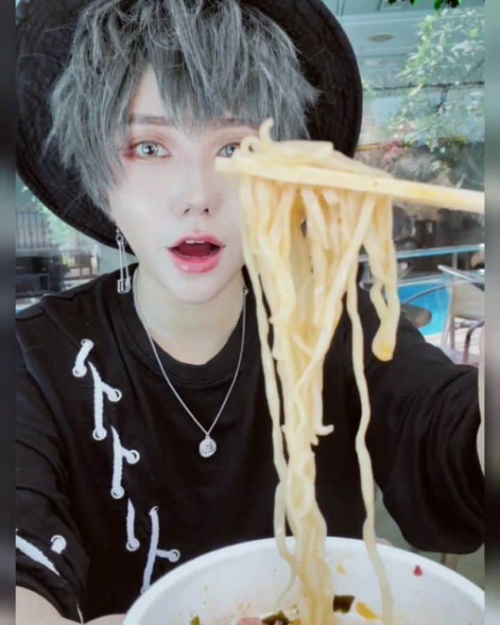 ひかりんのインスタグラム：「Hey, guys! I will be making some appearances at the Nissin Booth (F15) in C3AFASG’s Food Street! Spend $3 and above and stand a chance to take a photo with me during these times!  Hikarin  Fri	15:30	 Sat	15:15  Sun	15:00  #nissinafa」