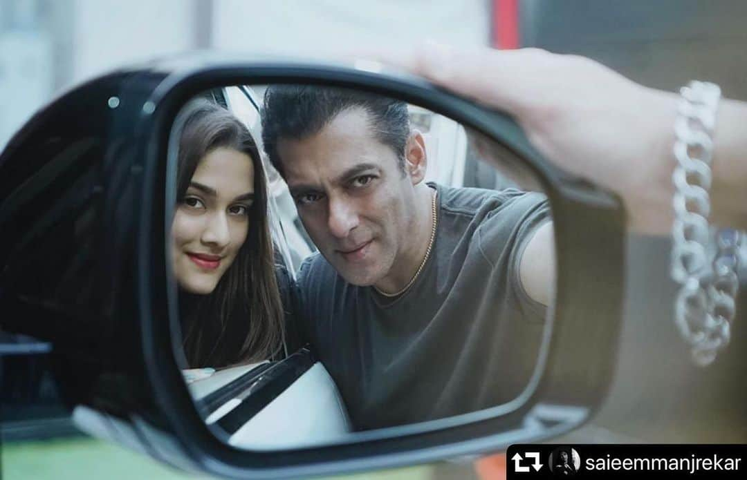 サルマン・カーンさんのインスタグラム写真 - (サルマン・カーンInstagram)「#repost @saieemmanjrekar ・・・ rare rearview selfie✨ @beingsalmankhan 📸 @saajan_singh23」11月26日 22時28分 - beingsalmankhan