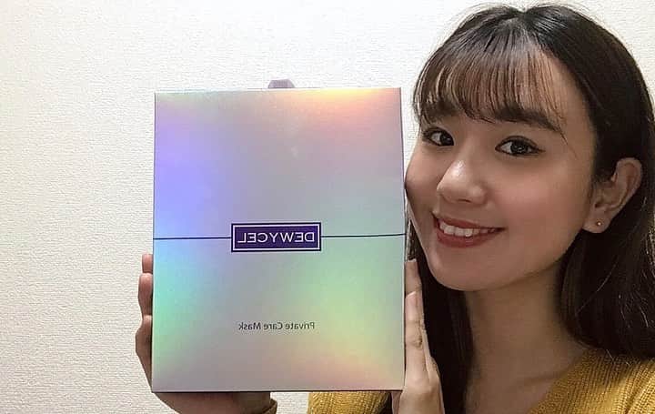 荒木悠衣のインスタグラム：「ー 今日はDEWYCELさんから頂いた商品をご紹介します！  今回ご紹介するのはシートマスク！ 私はパックとかマスクが大好きで、さらに韓国コスメラブな人間なので、DEWYCELさんの商品は私のツボを押さえまくっています✨  このシートマスクの凄いところは普通のシートマスクとは少し違い、アンプルシートというピーリングパットが付いていること！  角質を全部除去した後にしっかりと美容液が染み込んでいくので肌の奥にもしっかり栄養が届きます😆  この商品はアマゾンで購入できるので、気になる方は是非ポチッとしてみて下さい♪  箱もキラッキラで可愛い❣️ さっ、1日の終わりにご褒美を😊  #dewycel  #デュイセル #dewyholic #preciousyaluabledewycel #ニキビ #innfullencer #インフルエンサー #シートマスク #パック #韓国コスメ #cosmetics #korean #privatecaremask」