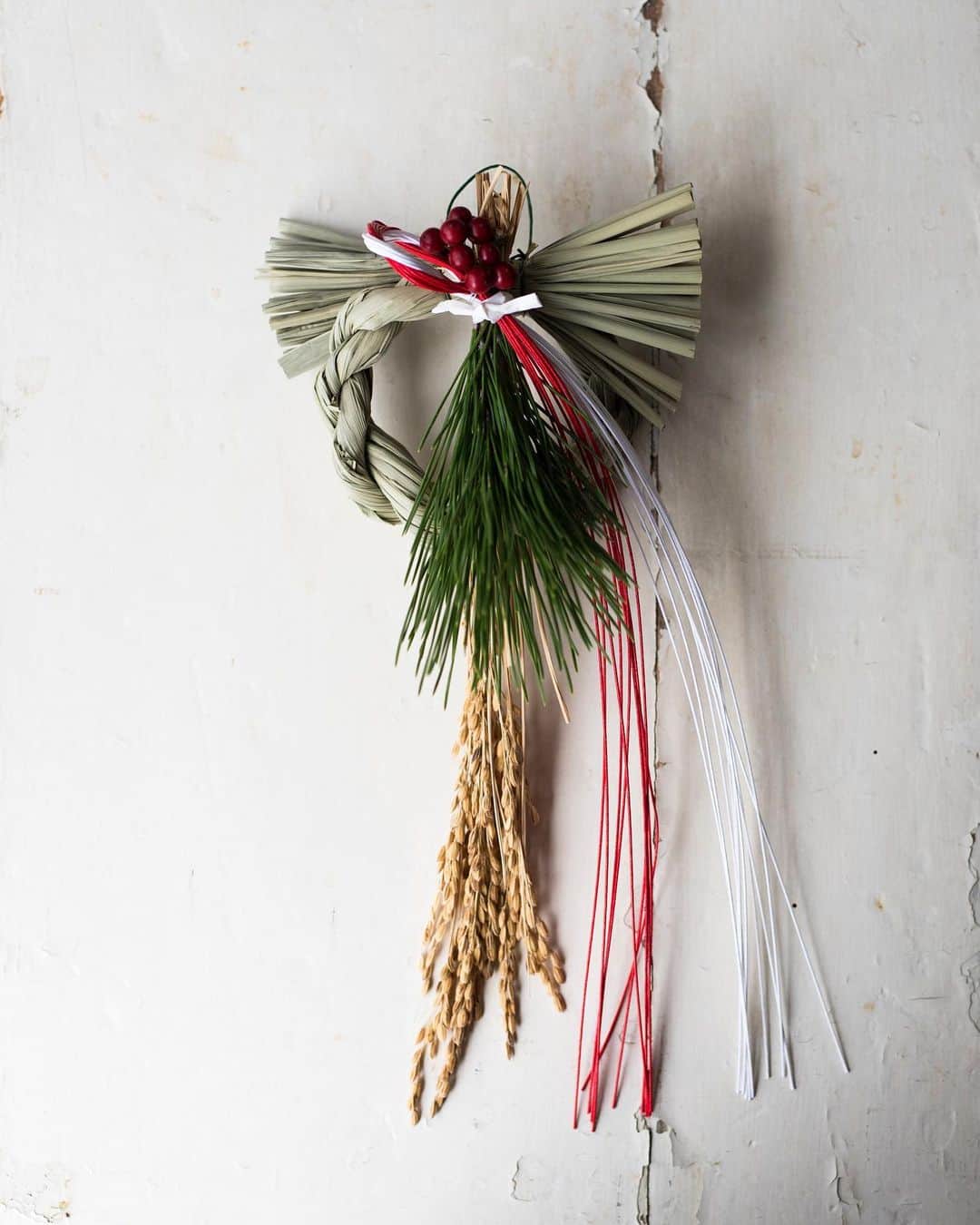 増田由希子さんのインスタグラム写真 - (増田由希子Instagram)「Made Japanese new year shimenawa wreaths Today. How time flies… #お正月リース #お正月飾り #shimenawa #mywork 🌿 ＜お正月しめ飾りご予約販売のお知らせ＞ 今年は赤い実をアクセントに松と稲穂をスワッグのように束ね、キュッと結んだリースです。 新しい年を「凛」とした気持ちで迎えらるようにとの思いを込めて作りました。  S　2200円（＋税） M  2600円（＋税）  明日からご予約承ります。 どうぞよろしくお願いいたします。 : : 期間　11/27（水）〜12/3（火）まで 販売店　@kanon.__ ( @oyatsu_utatane )  12月初旬〜 店頭販売　@honobono_cha.no.ma  @a_demain_yamaguchi」11月26日 22時32分 - nonihana_