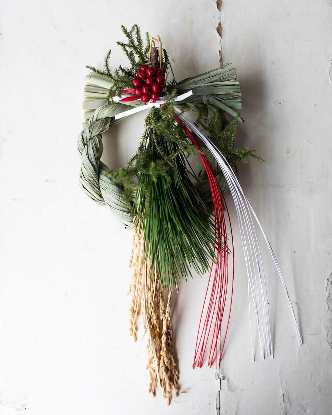 増田由希子さんのインスタグラム写真 - (増田由希子Instagram)「Made Japanese new year shimenawa wreaths Today. How time flies… #お正月リース #お正月飾り #shimenawa #mywork 🌿 ＜お正月しめ飾りご予約販売のお知らせ＞ 今年は赤い実をアクセントに松と稲穂をスワッグのように束ね、キュッと結んだリースです。 新しい年を「凛」とした気持ちで迎えらるようにとの思いを込めて作りました。  S　2200円（＋税） M  2600円（＋税）  明日からご予約承ります。 どうぞよろしくお願いいたします。 : : 期間　11/27（水）〜12/3（火）まで 販売店　@kanon.__ ( @oyatsu_utatane )  12月初旬〜 店頭販売　@honobono_cha.no.ma  @a_demain_yamaguchi」11月26日 22時32分 - nonihana_