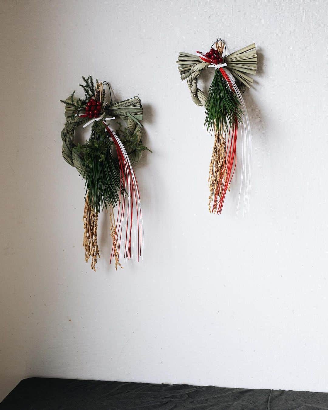 増田由希子さんのインスタグラム写真 - (増田由希子Instagram)「Made Japanese new year shimenawa wreaths Today. How time flies… #お正月リース #お正月飾り #shimenawa #mywork 🌿 ＜お正月しめ飾りご予約販売のお知らせ＞ 今年は赤い実をアクセントに松と稲穂をスワッグのように束ね、キュッと結んだリースです。 新しい年を「凛」とした気持ちで迎えらるようにとの思いを込めて作りました。  S　2200円（＋税） M  2600円（＋税）  明日からご予約承ります。 どうぞよろしくお願いいたします。 : : 期間　11/27（水）〜12/3（火）まで 販売店　@kanon.__ ( @oyatsu_utatane )  12月初旬〜 店頭販売　@honobono_cha.no.ma  @a_demain_yamaguchi」11月26日 22時32分 - nonihana_