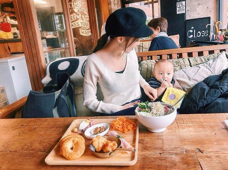 加藤千絵さんのインスタグラム写真 - (加藤千絵Instagram)「本日のランチ🥗 写真を撮ってくれた❤︎ ママたちはご飯食べるのも大変だよね〜🐇笑」11月26日 22時32分 - chie_kt