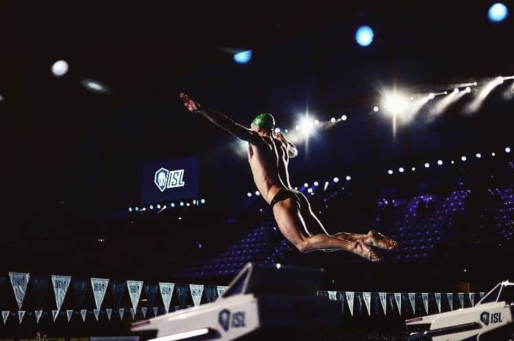 アダム・ピーティのインスタグラム：「Flying’ high babyyyy 📸 @zacgoodwinphotos」