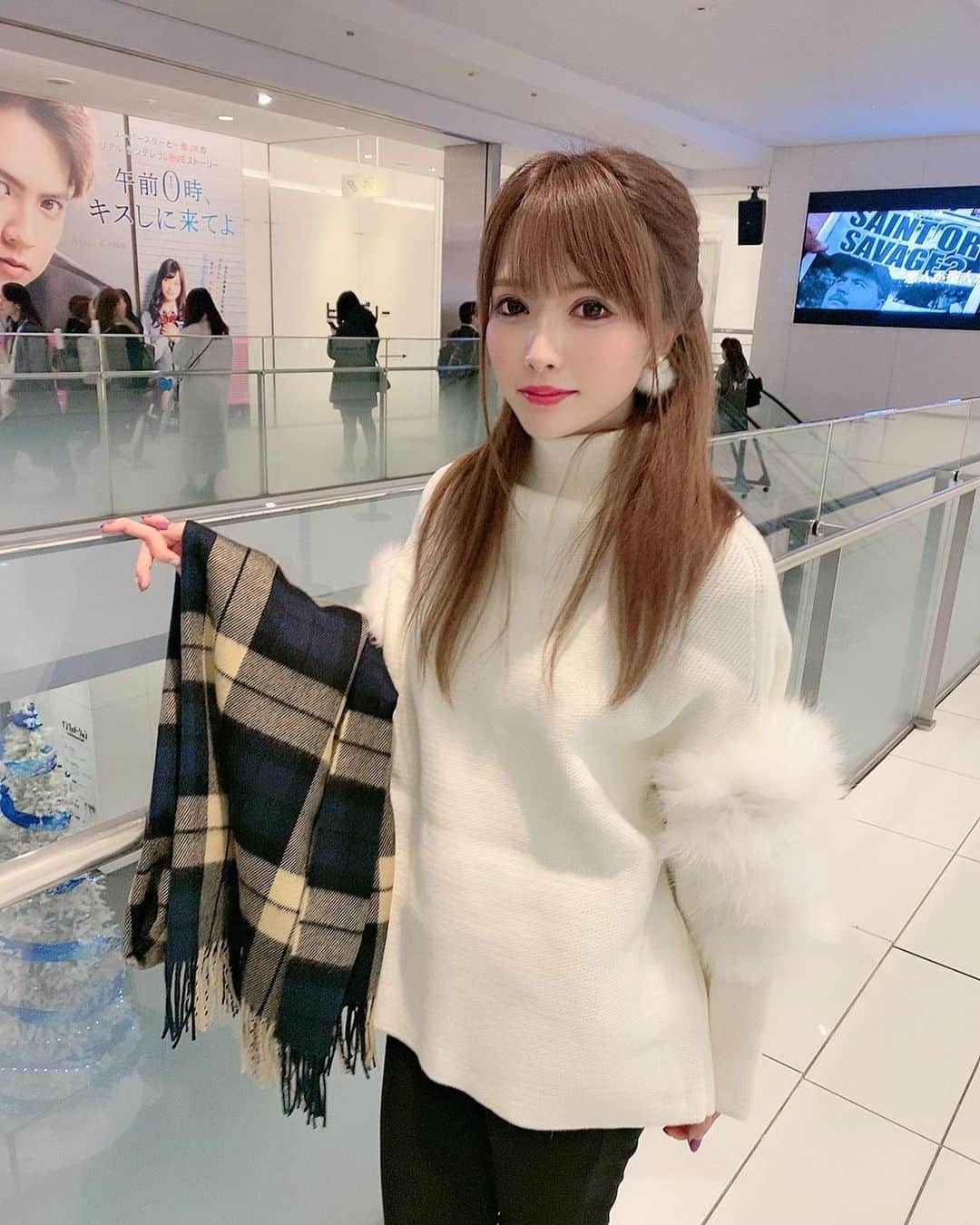 のインスタグラム：「チュロス食べにピカデリー😋💓 満足🤢🤢🤢💓💓💓 . ファーニットトップス可愛い❤️ @selectshop.leeen のだよん🥰👍🏻 . #selectshop #セレクトショップ #プチプラコーデ #ピカデリー新宿 #デザート #ootd #映画館 #神戸レタス」