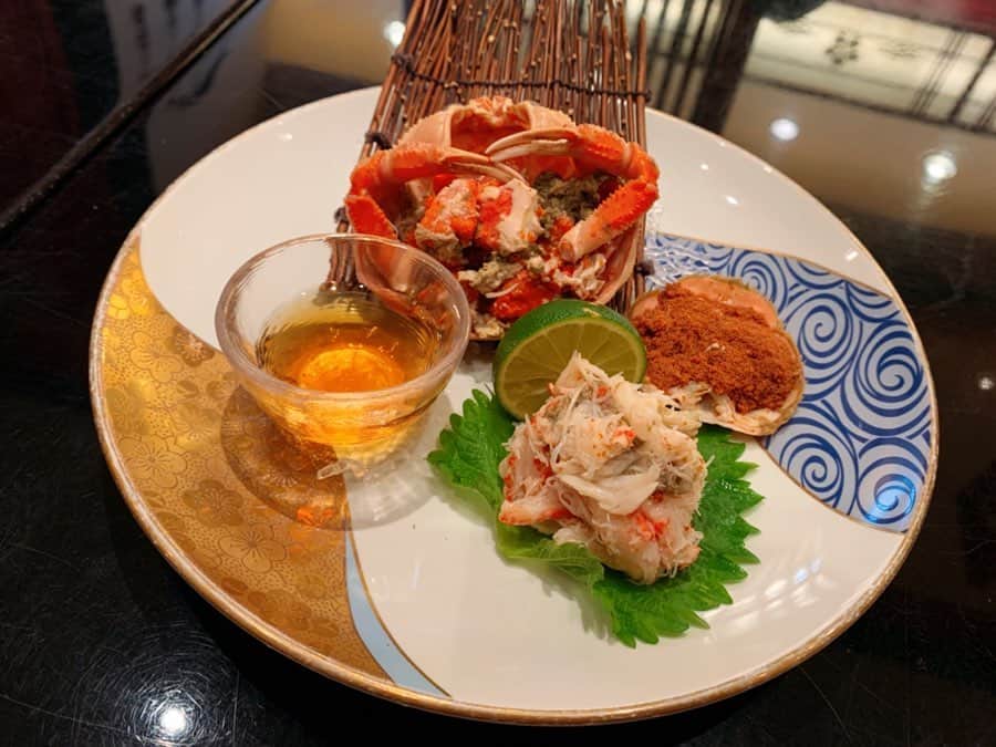 のインスタグラム：「#金沢まいもん寿司梅鉢亭 . . . アラカルトで一人寿司🍣 #香箱カニ #刺しみ盛り合わせ  #がす海老 #かわはぎ #かます #まつも汁 が特に美味しかった💕 . . 本日の北陸ネタから選べば間違いないね🤤お店の方がすすめてくださったまつも汁、美味しかったなぁ〜シャキシャキの食感が最高でした💕 . . . 一人でディナーはいろんな意味で贅沢な時間🥰 明日からも頑張れます💪❤️ . . . .#yunnaログ #新米ママ #名古屋寿司 #梅鉢亭 #夫と息子に感謝 #リアルタイム更新ではありません」