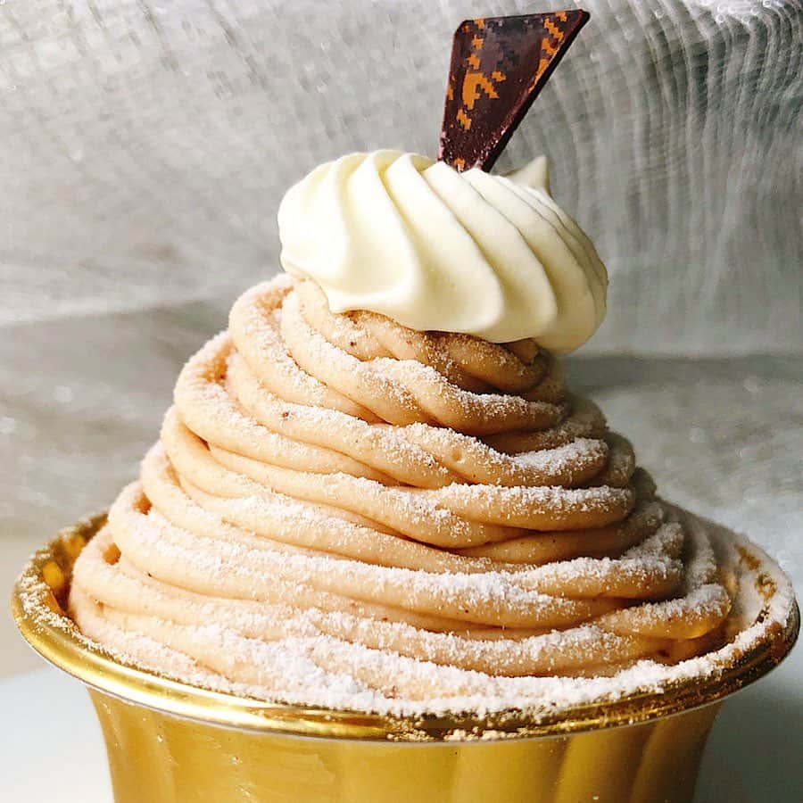 のインスタグラム：「🇫🇷🌰 モンブラン ・ ・ ふわっ。スポンジとクリームが口溶け良くスプーンで食べた方が良いかも♪  下にゴロゴロッと栗が入って食感良く、香りもいい。 ・ ・ フランスマロンなんだけど、日本人の方が作るとやっぱり繊細なタッチになる気がするなぁ☺️🇫🇷🇯🇵🌰🌰🌰 ・ ・ お店はマルメゾン。千歳船橋店だそう。差し入れに頂きました。おおきに♡ ・ ・  #モンブラン#モンブラン巡り#和栗#和栗のモンブラン#栗#フランス栗#里井真由美#1級フードアナリスト里井真由美#さといいね#栗スイーツ#デパ地下#ホテルスイーツ#デパ地下スイーツ#ホテル#ありが糖運動#まゆログ#マルメゾン#フランスマロン #フランスマロンモンブラン」