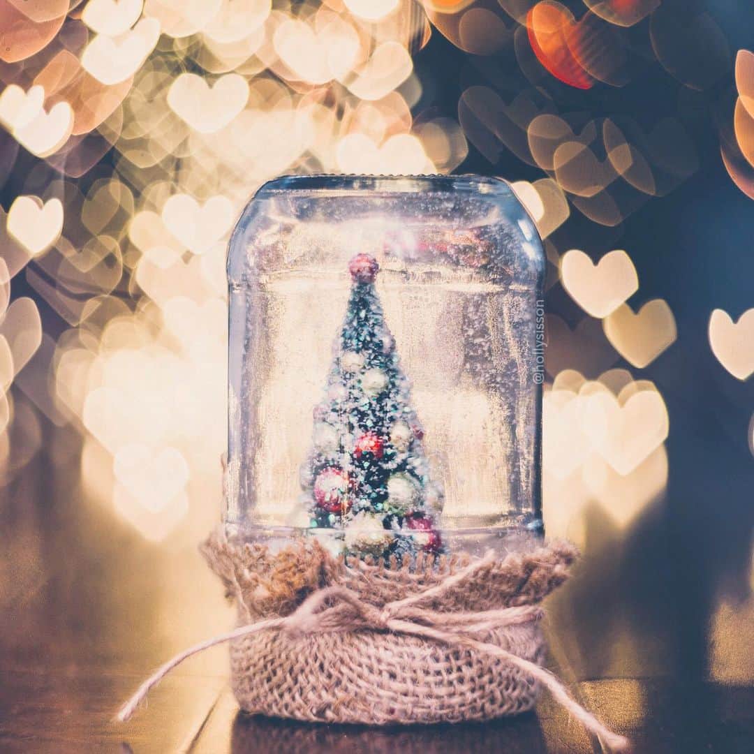Holly Sissonさんのインスタグラム写真 - (Holly SissonInstagram)「🎄 #toronto #christmas #bokeh #hearts ~ Canon 1D X + Petzval 85 Art Lens (See my bio for full camera equipment information plus info on how I process my images. 😊) #xmaswonders」11月26日 22時54分 - hollysisson