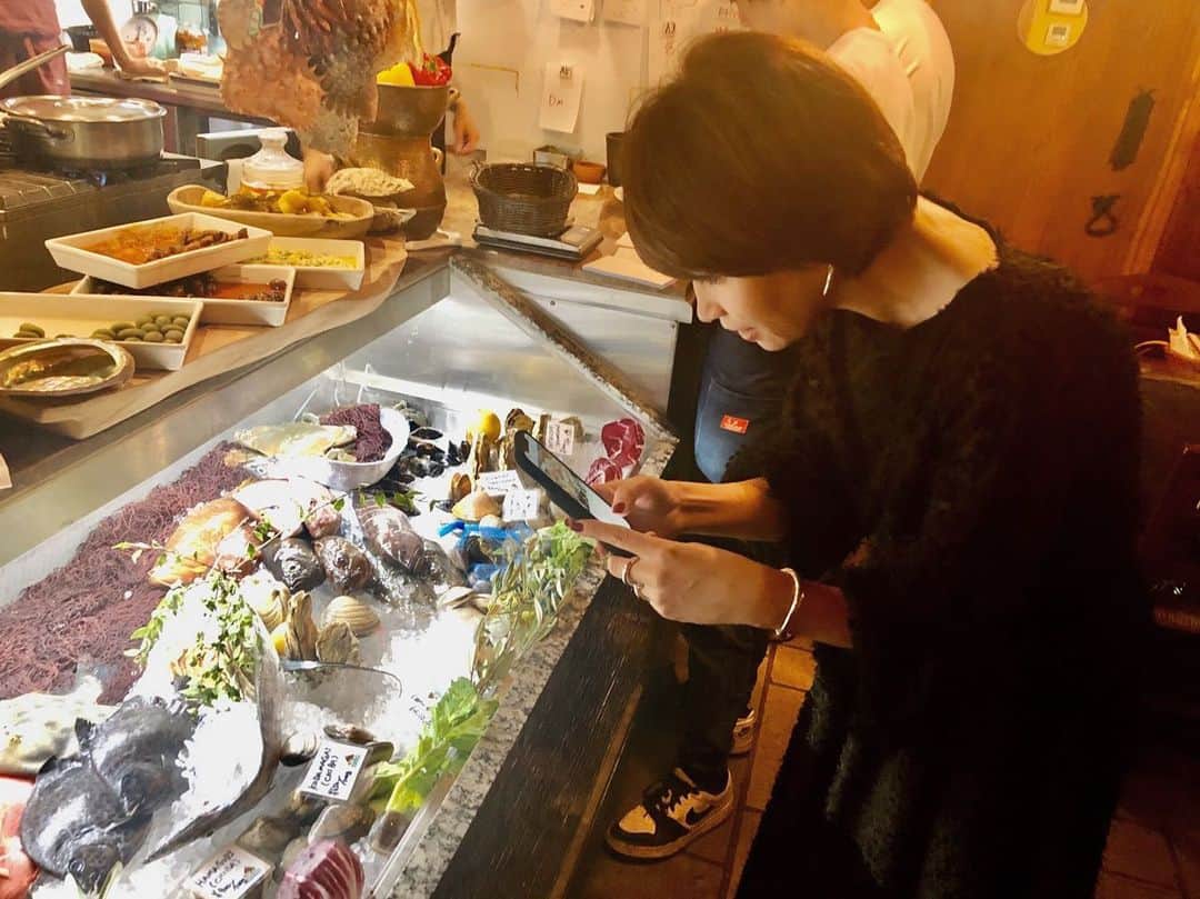 のインスタグラム：「@wa_lance.noriko ちゃんと前にごはんに行った時の写真。 目の前の食材を調理してくれるイタリアン🍴なんだかサンフランシスコのレストランの空気感でした。 美味しかった❤︎ この時着ている　@outersunset_official のジャガードワンピース。大人気で再販しています!冬も、春先も活躍するワンピースなので、ぜひ。  #outersunset  #アウターサンセット  #ワンピース #辺見えみり」