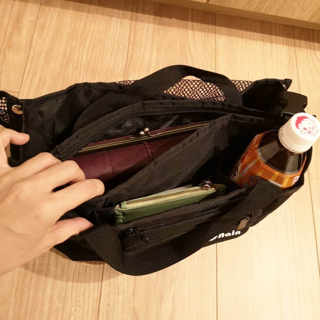 本多真弓さんのインスタグラム写真 - (本多真弓Instagram)「最近お出かけには @nain.9.9 のベビーカーバッグを使っているんですけれども、これがとても使いやすくて機能的なので紹介させてください！ . . まず ✨【収納力】が抜群✨ 私のパンパンになった長財布も入る大きなファスナーポケットがあるところ、ドリンクホルダーが2つついているところ、それから何と言ってもメッシュポケットにおむつ、着替え、お弁当など何でも入っちゃうところがすごい👌 ポケットが沢山あって荷物が整理しやすいのも◎ . . ✨ハンドバッグやショルダーバッグになる✨ カチっと付け外しできて持ち運びができます♪ 急にタクシーに乗ることになった時も活躍しました。 . . 今までは鞄を２つに分けていたけれど、このベビーカーバッグに出会ってからひとつで良くなりました🎵 リアルなママの声を商品に生かしているだけあって、考えられた商品だなと思います✨ @nain.9.9 さんのアカウントからAmazonで購入できます。 お値段もお手頃♡ ベビーカーバッグおすすめです！！！ . . #ベビーカー #ベビーカーバッグ #ベビーカー用バッグ #nainベビーカーバッグ #子連れお出かけ  #収納力 #便利グッズ #赤ちゃんとおでかけ #男の子ママ #一歳 #ママとつながりたい」11月26日 22時47分 - mayumi_h_i