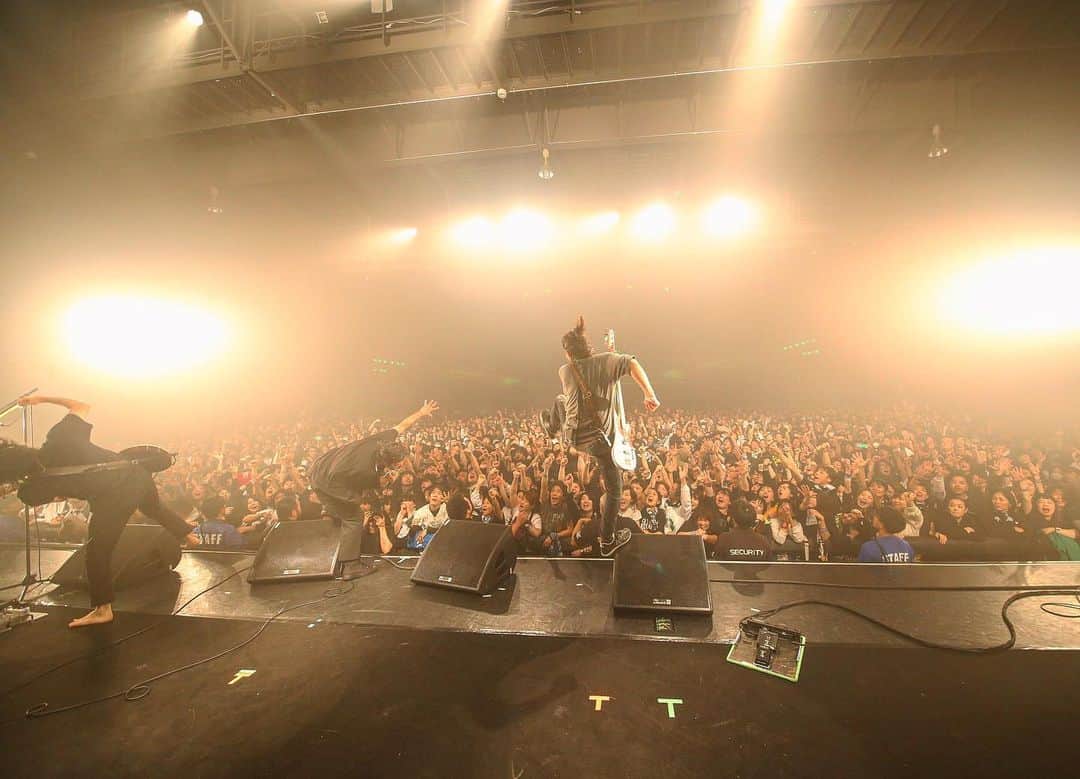 のインスタグラム：「ツアーの合間に音楽と人主催イベントでBRAHMANと銀杏BOYZと対バン！燃えるよね〜！ とおまけでマコトさん撮影の俺と俺撮影のマコトさん。 #音楽と人  #brahman」