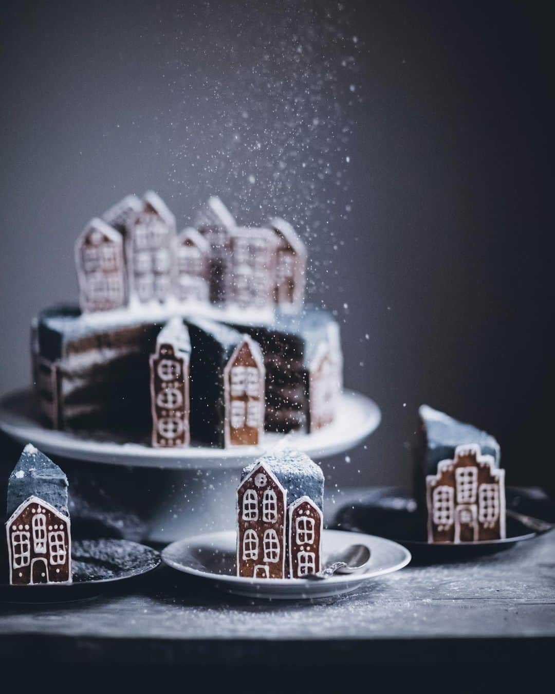 Linda Lomelinoのインスタグラム：「Soooo, I guess it’s ok to start posting Christmas things now?! Not that I’ve baked anything so far, but this Gingerbread Village Cake from last year was pretty great. Wondering if I can possibly think of anything to top that cake 😂👌🏼 you can find the recipe on callmecupcake.se, or through the link in my profile! #gingerbreadcake #gingerbreadvillage #gingerbreadvillagecake」