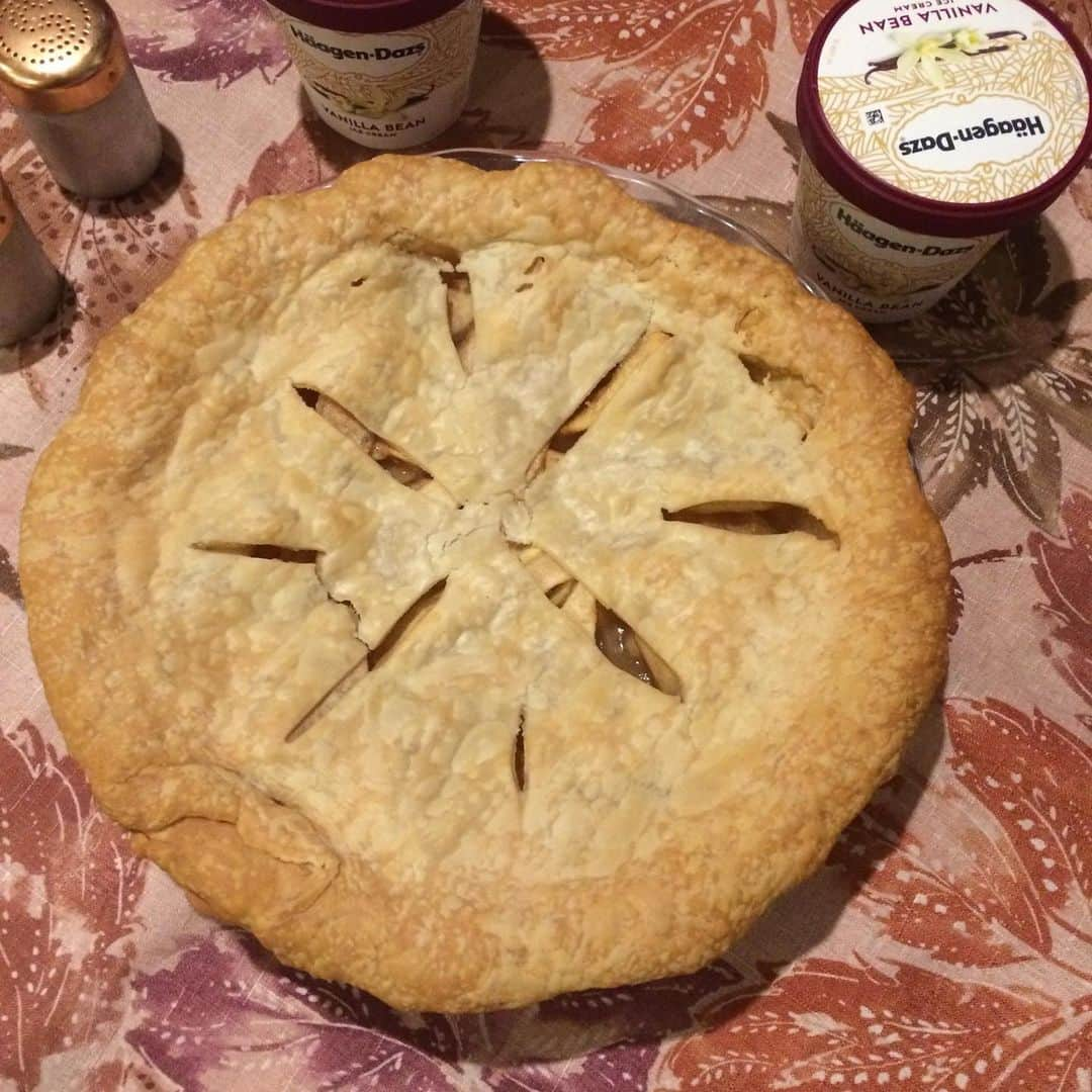 ラリー・ギリアード・Jrさんのインスタグラム写真 - (ラリー・ギリアード・JrInstagram)「Grandma used to make apple pie for me! Now I’m making apple pie for Grandma! And what’s a slice of pie without a la mode? 😋👨🏾‍🍳🥧🍨#baking #pie #applepie #familytime #2019」11月26日 22時55分 - thereallgjr