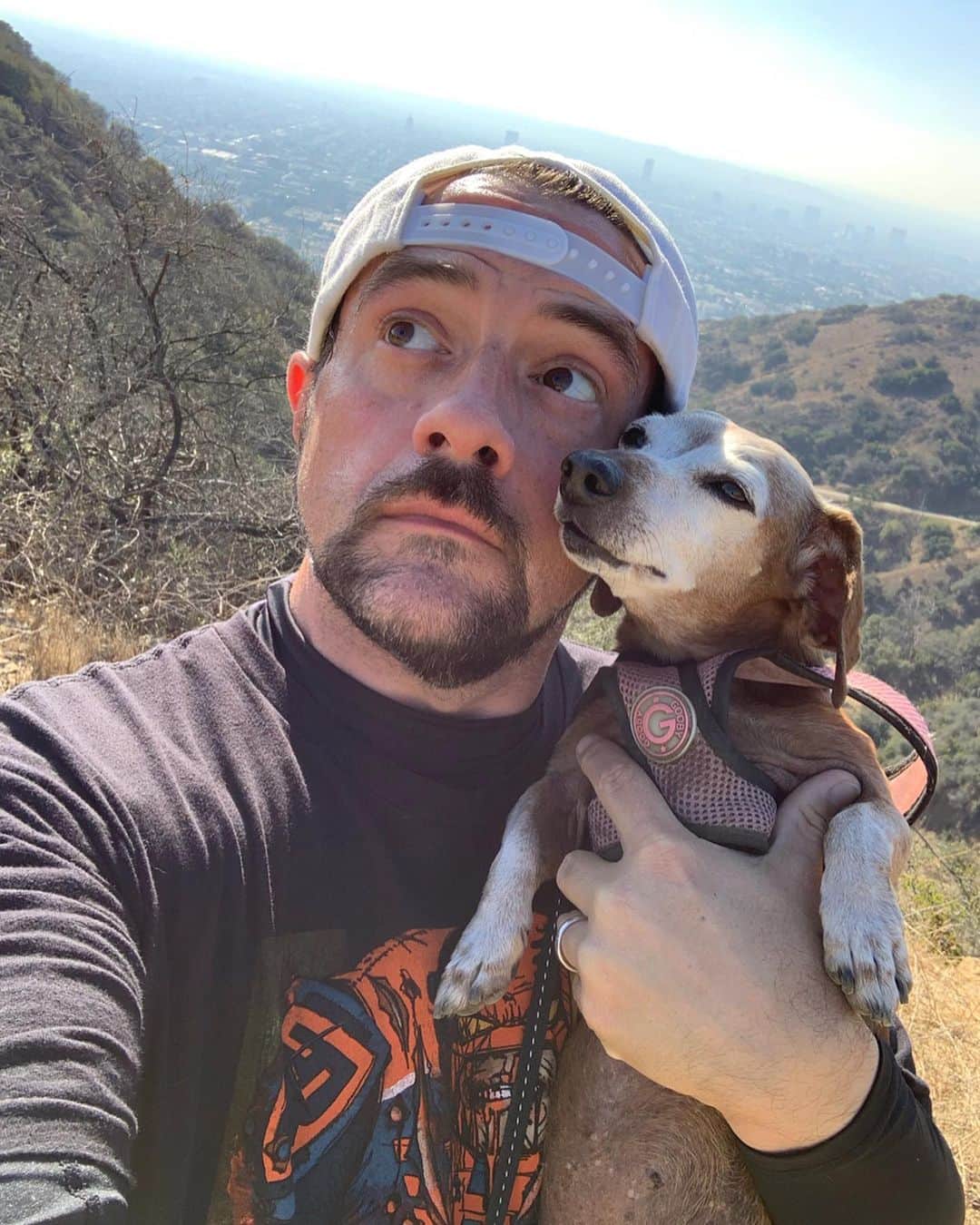 ケヴィン・スミスのインスタグラム：「After 27 cities and 46 @jayandsilentbob Reboot shows thus far, I got to go home and hike Runyon Canyon with my girlfriend! Shecky and I were able to do this because the #jayandsilentbobrebootroadshow Tour took time off for #thanksgiving week. But I’ll be spending my first T-Day abroad, as I’m bringing #jayandsilentbobreboot to #london for a series of screenings and three days of press! So since there will be no family dinner in America on Thursday, the family and I gathered together to ask the Lord’s blessings at @crossroadskitchen for lunch, where we caught up and talked about Harley’s @freeform pilot, the Tour and lots more. Nice to have a normal day once in awhile. Also: ANAHEIM! SAN DIEGO! I’m gonna REBOOT you both in DECEMBER! Get your tickets at the link in my bio! #KevinSmith #jayandsilentbob #harleyquinnsmith #family」