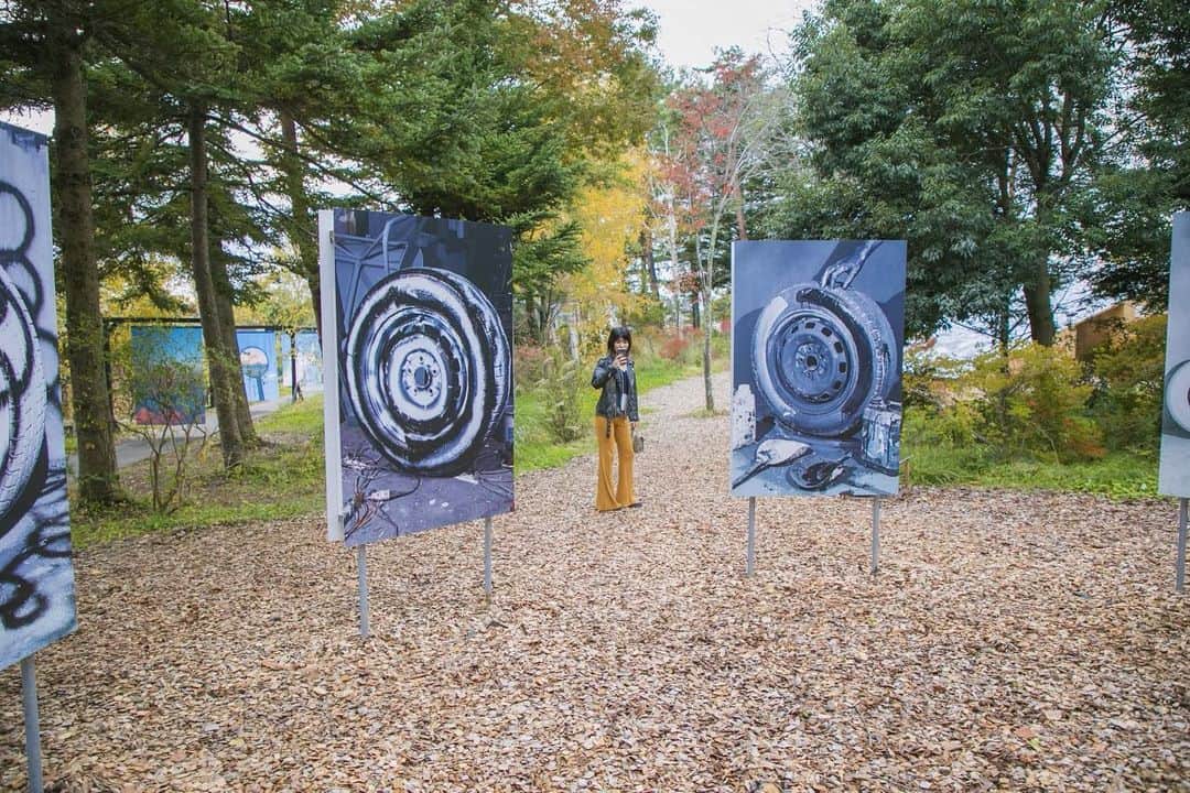 福田瞳さんのインスタグラム写真 - (福田瞳Instagram)「. . #浅間国際フォトフェスティバル  #photomiyota  2019.秋 special  thanks @aikokato  自然の中に展示してある 空間がとても良かった。 作品も素敵でした。」11月26日 23時00分 - fukudahitomi610