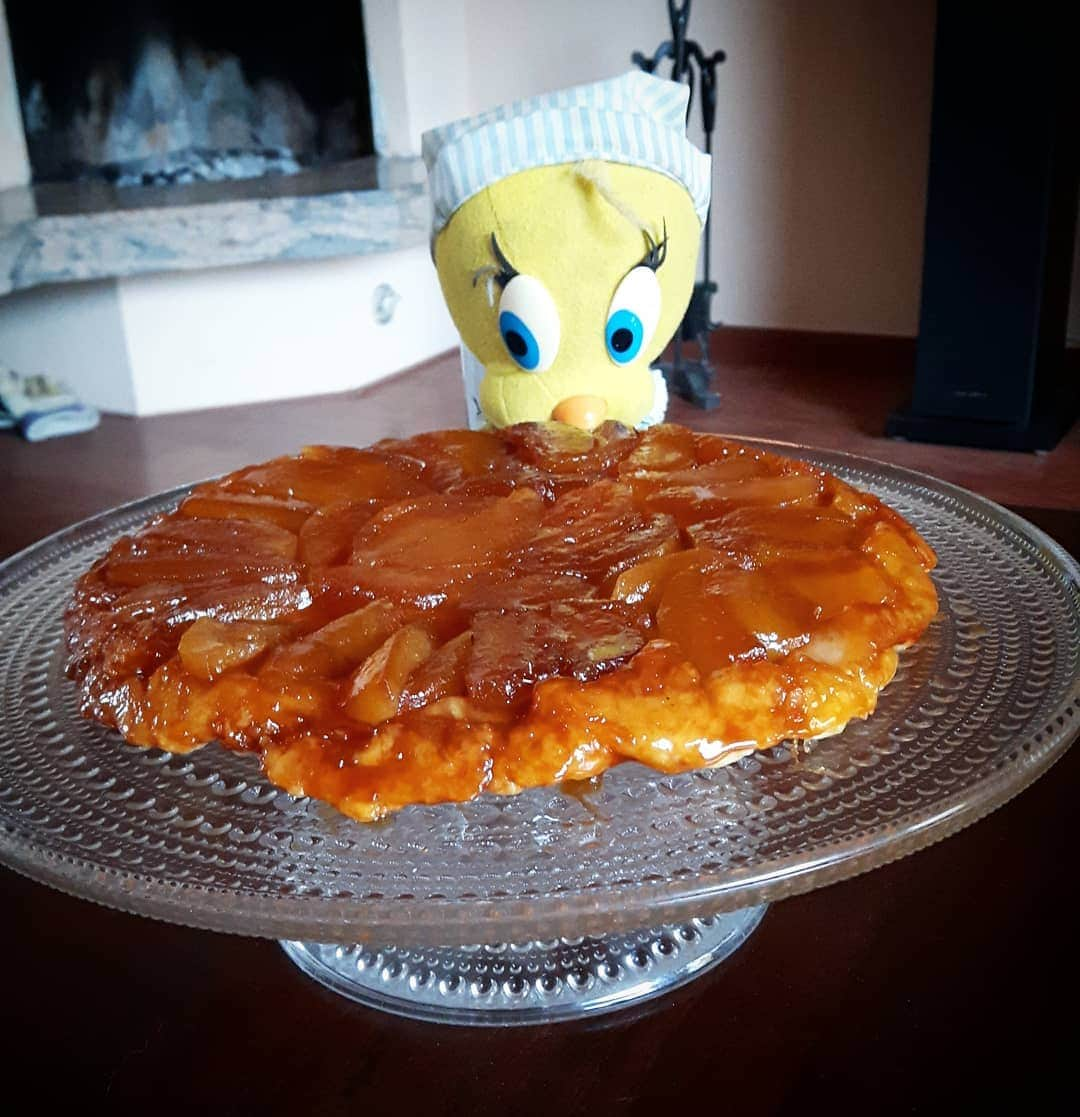 Little Yellow Birdさんのインスタグラム写真 - (Little Yellow BirdInstagram)「Get 'm while it's hot!! Home made tarte tatin for #honeygroveteapartytuesday today!! #littleyellowbird #tweety #tweetykweelapis #adventures #yellow #bird #tuesday #tartetatin #apple #pie #applepie #caramel #frenchfood #sweet #sweettooth #sweettreat #pastry #bakedgoods #homemade #stuffedanimalsofinstagram #plushiesofinstagram」11月26日 23時00分 - tweetykweelapis