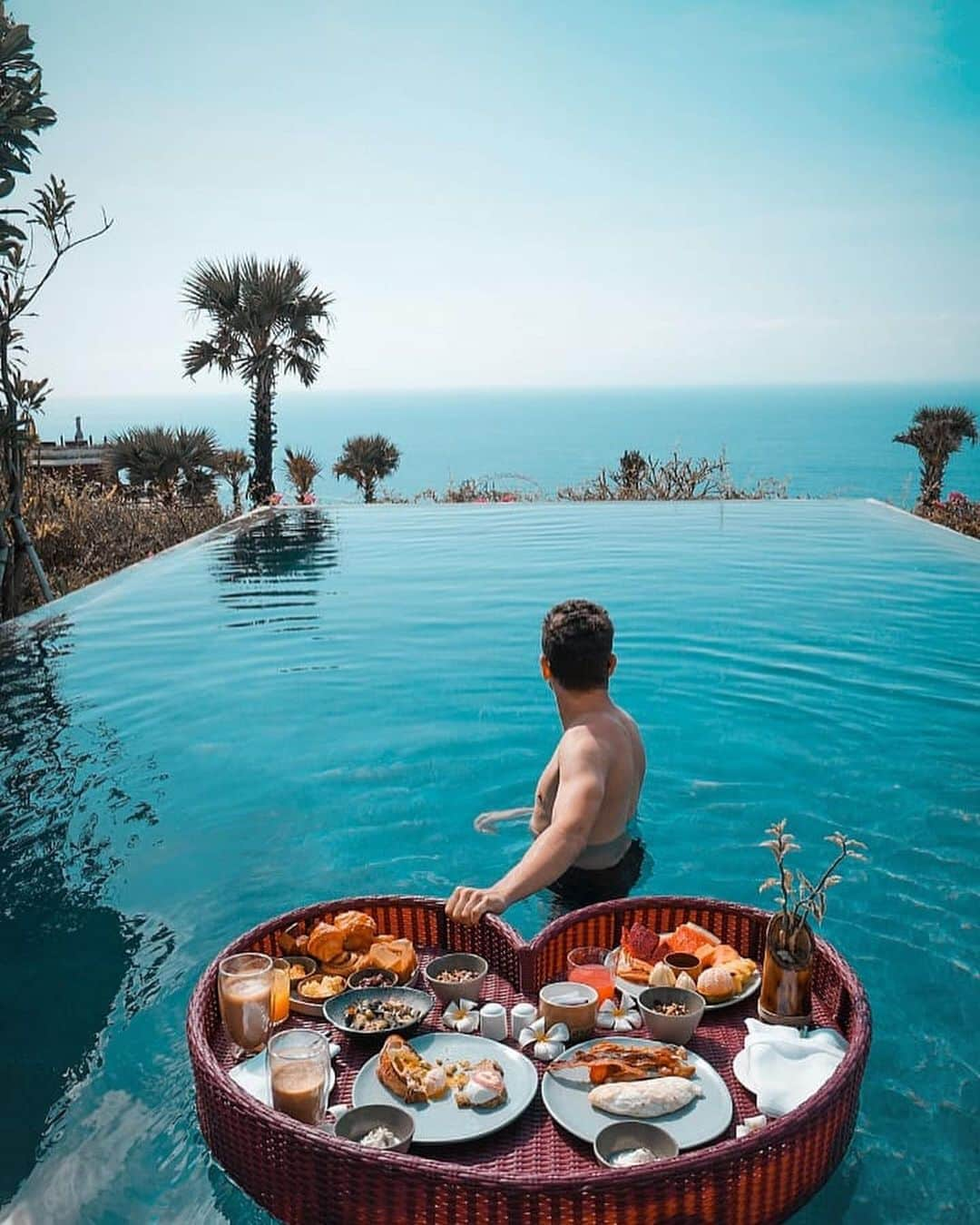 ホルヘ・ロレンソさんのインスタグラム写真 - (ホルヘ・ロレンソInstagram)「Having breakfast with my date. Her name is LIFE. 😍 #bali #uluwatu @sixsensesuluwatu」11月26日 23時05分 - jorgelorenzo99