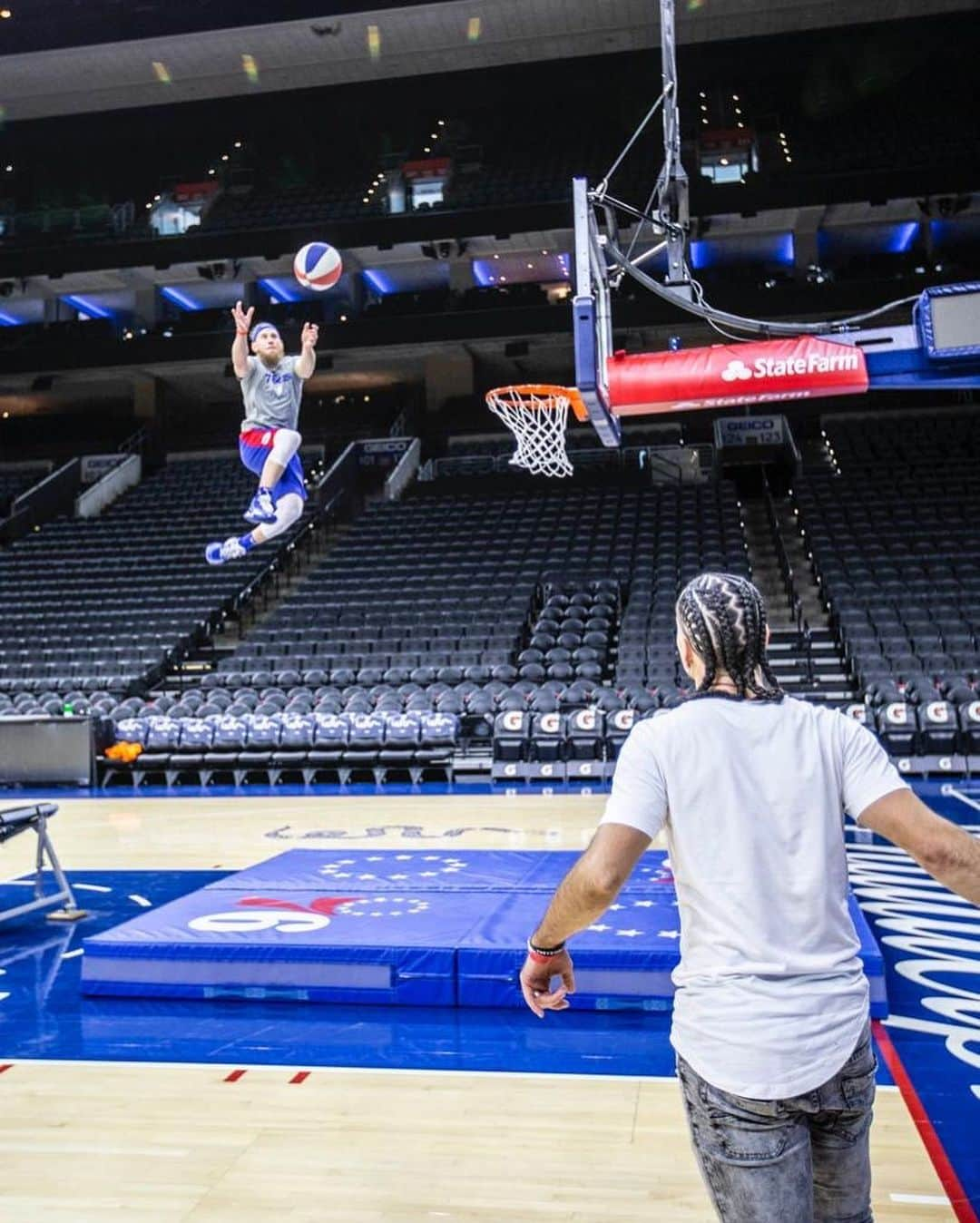 ショーン・ガルニエさんのインスタグラム写真 - (ショーン・ガルニエInstagram)「Which one do you prefer ?! ✅ 1 or 2 ? 🔥 🔶 @sixers @nba pre-game 🏀🇺🇸 🔶 #SeanGarnier #Urbanball #Urbanballer #NBA #Sixers #USA #Skills #Freestyle #Basket」11月26日 23時19分 - seanfreestyle