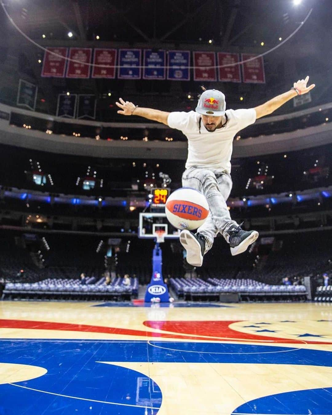 ショーン・ガルニエさんのインスタグラム写真 - (ショーン・ガルニエInstagram)「Which one do you prefer ?! ✅ 1 or 2 ? 🔥 🔶 @sixers @nba pre-game 🏀🇺🇸 🔶 #SeanGarnier #Urbanball #Urbanballer #NBA #Sixers #USA #Skills #Freestyle #Basket」11月26日 23時19分 - seanfreestyle