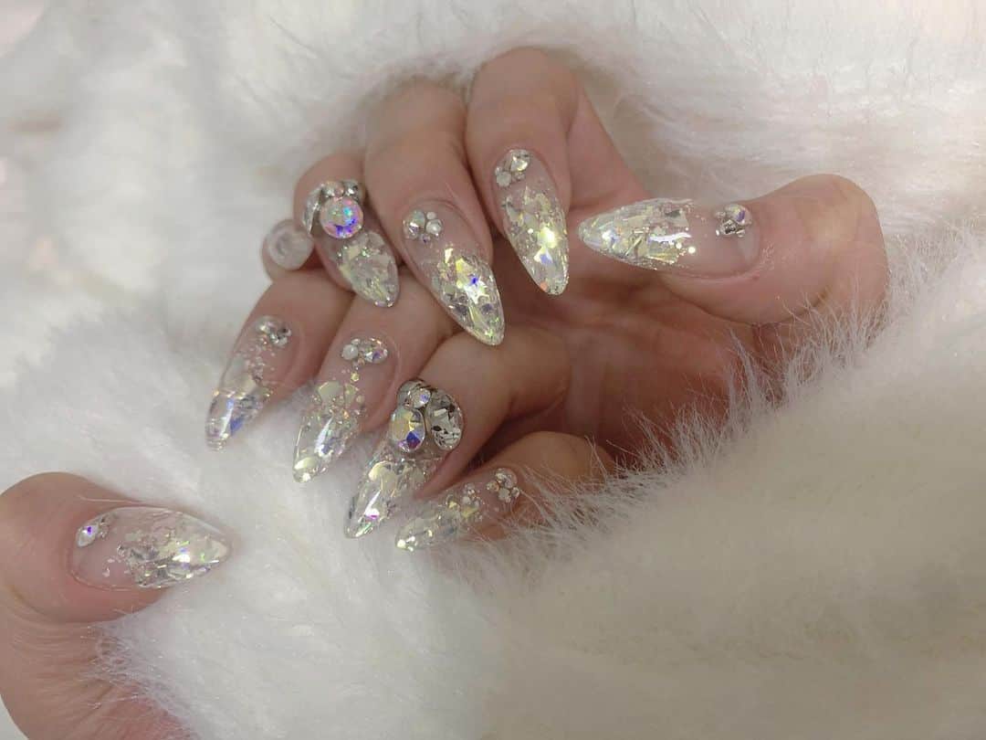石川千裕（ちぴたん）さんのインスタグラム写真 - (石川千裕（ちぴたん）Instagram)「・ #newnail #nail #nails #nailstagram ・ @jun2116_official ・ ひさびさに透明感ほしくて 自爪のびてたけど きって久々すぎるスカルプ。 かわいーよーがとまらないよー❄️ ・ もう冬先取りですが 冬はなぜか爪がギャルに なりたがるんです。 冬服になるとなおさら 黒服が多いわたしは 派手にしたくなるんです。 ・ じゅんさんはほんとにいつも 相談乗ってくれるやさしい おにいさんです。 仕事終わりで遅い時間まで ありがとうございました🥺💓 ・」11月26日 23時13分 - chipitan_1215