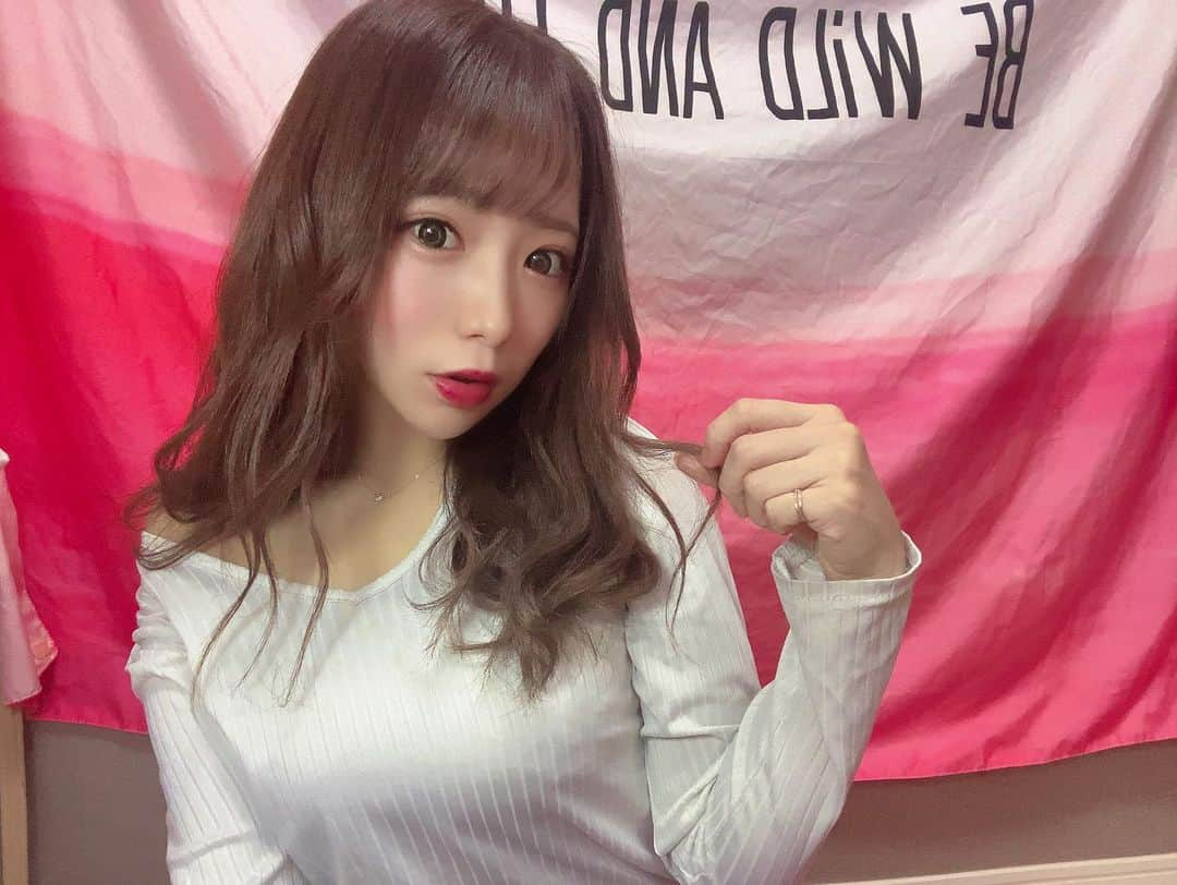 愛田杏奈さんのインスタグラム写真 - (愛田杏奈Instagram)「お誕生日前に髪の毛染めてきた✂︎💓 . . ピンクアッシュベージュだよん(//∇//) . . . #newhair #hair #haircolor #hairarrange #東京 #美容院 #東京ヘアサロン #イメチェン #ヘアカラー #赤髪 #秋ヘアー #秋色 #ボルドー #ピンクベージュ #ピンクアッシュベージュ #ブリーチなし #透明感 #外国人風カラー #ヘアアレンジ #ヘアセット #モテヘア #可愛い髪型 #ゆる巻き #巻き下ろし#ウェーブヘア #自撮り #20代女子 #instagood  #likeforlikes #followme」11月26日 23時15分 - anna_osada