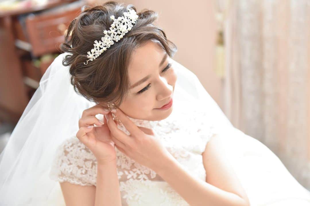 DJ みぃのインスタグラム：「結婚式の写真データが届いたので、、☺️写真を見るたび結婚式の日を思い出します。。当日はリハーサルの時にまさかの旦那さんからサプライズで手紙と花束💐を頂いて、私からはミラーメッセージのサプライズをして、ほんと似た者同士なんだなーって実感しました😌独身の時は結婚式を絶対したい！！というタイプではなかったし、色んなことがありすぎて私は結婚式をあげることはないんだろうなーって正直あきらめているところもありました。でも今の旦那さんと出会って、式を挙げて改めて感じたのは、あの日の感情は結婚式でしか得られない、人生で初めての感情なんだなと。。大好きな人たちに見守られながら夫婦になるということは本当に素敵なことで、なんだか色んな想いが込み上げてきて、シンプルに「幸せ」ってこういうことなのかと思いました、、。こんな私でも全てを受け止めてくれた旦那さんや支え続けてくれた友人達には本当に感謝しかありません。もし喧嘩になったら毎回この投稿を見ることにします👀笑 結婚式っていいものですね☺️💓 #結婚式 #11月10日 #カップルから夫婦になりました #アーフェリーク迎賓館大阪 #プランナーさんもスタッフさんもとても素敵な方々 #列席してくださった皆様本当にありがとうございました」