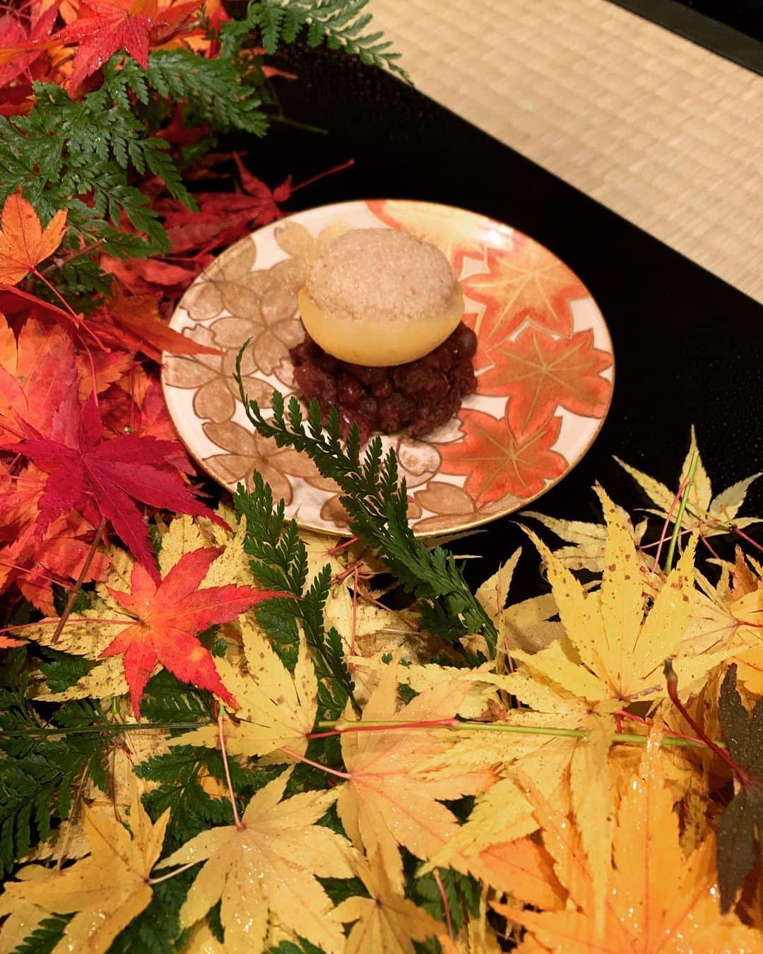 のインスタグラム：「夏からいきなり冬になってしまう近年ですが😅日本の四季☺️ 秋🍁は本当に美しい時季ですね☺️ 近年はゆっくりと季節も感じられなくなっておりとても残念ですが束の間であっても感じていたいと強く思います☺️ #紅葉#秋#銀座#大夢#菊#ginza」