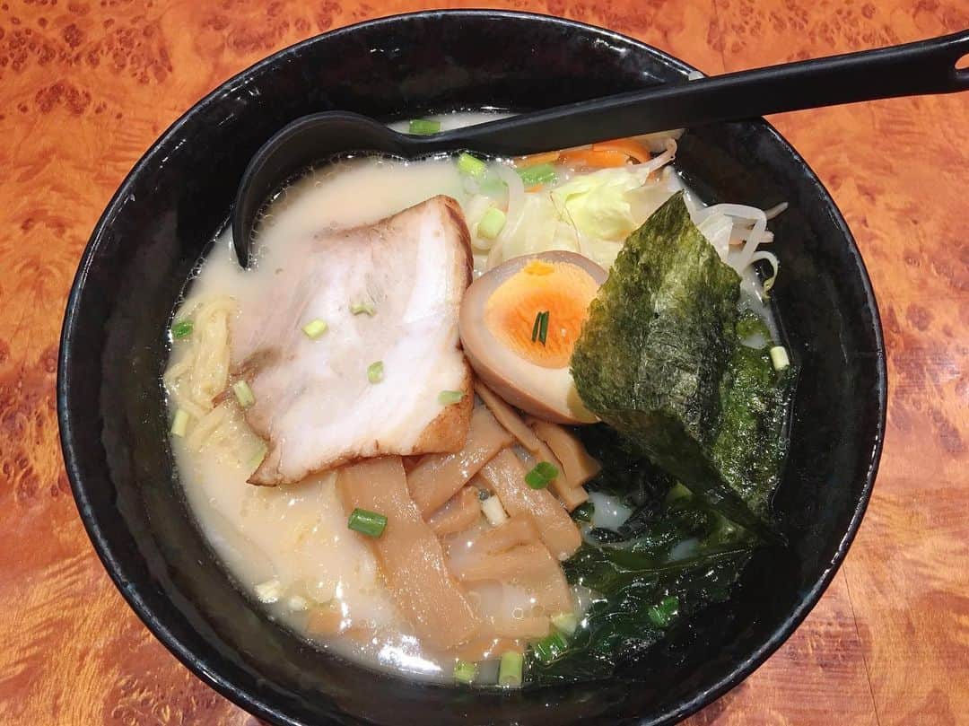 南端まいなのインスタグラム：「先々週イベント後にスタッフさんと一緒に食べた、中華料理屋さんのとんこつラーメン。 優しい味で美味しかったなぁ。 体調回復したのでそろそろラーメン…」