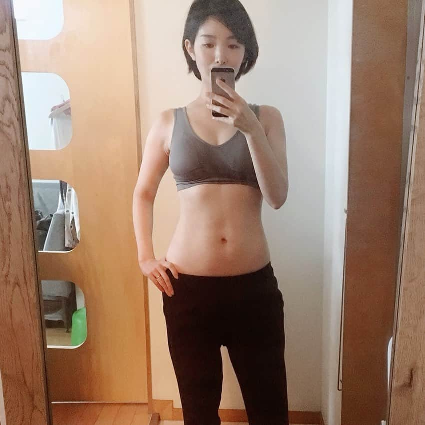 永峰絵里加さんのインスタグラム写真 - (永峰絵里加Instagram)「8 months after giving birth 🏋🏻‍♀️ ・ こないだより締まってきた気がするようでしないようで。。 ウエスト50cm台にはしたい💪🏻 ・ 最近は寝転がってからスネの上に息子を乗っけて脚を上げ下げする楽ちん腹筋にハマってます◎ 手を持ってあげて飛行機ぶーんって動きながら🛩親子で楽しく♡・ 彼はもう10キロあるので中々効く😇 ・ ・ ・ #えりハラ #腹筋 #産後ダイエット #abs #workout #fitmom #instafitness #fitmoms #postpartum」11月26日 23時26分 - erikalmaz