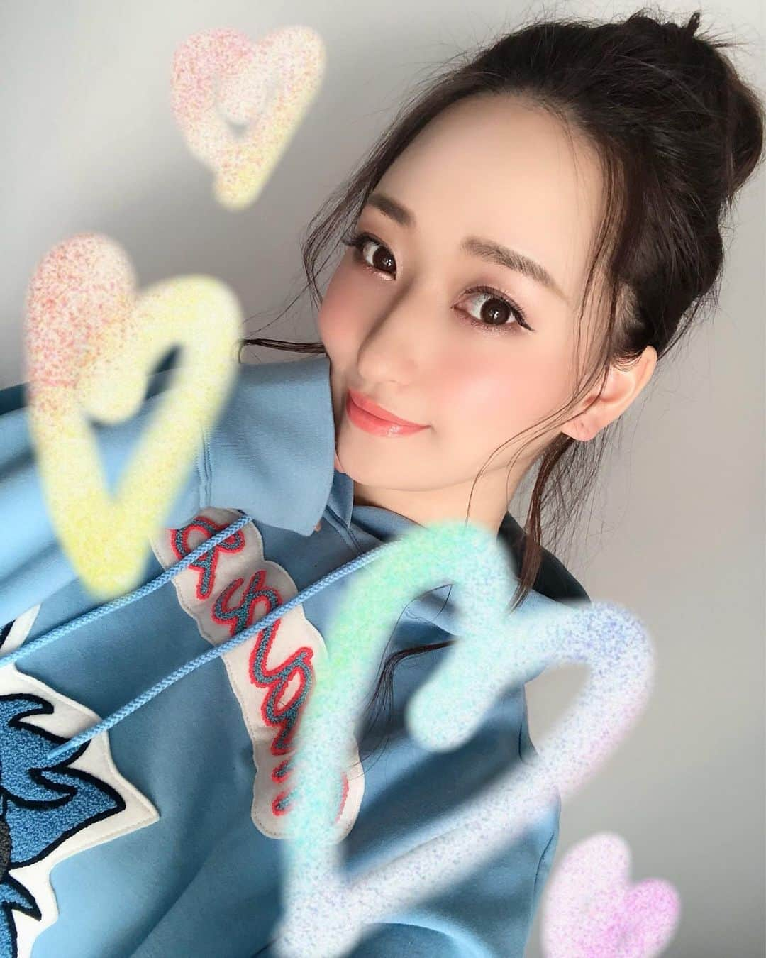 柴咲マナのインスタグラム：「. おやすみ〜💙💚💛🧡❤️ . . . . #自撮り #お団子ヘア #パーカー  #カジュアル #ヘアアレンジ #メイク  #オレンジリップ #美容 #スキンケア  #おでこ #センター分け #前髪  #冬コーデ #秋コーデ #me  #japan #japanesegirl #makeup  #hair #girl #goodnight」