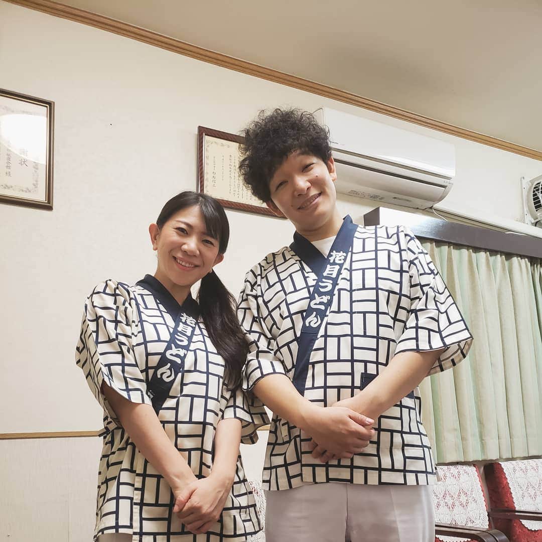 のインスタグラム：「昨日までの、 祇園花月⭐諸見里大介リーダー週、１週間ありがとうございました。  もじゃもじゃ男と 地味顔女 カップルでした😂。 さてさて、 今日、 11/26(火)～12/2(月)までは  なんばグランド花月⭐すっちー座長週に、出演させていただきます。  是非、劇場でお待ちしております。  #吉本新喜劇 #よしもと新喜劇 #新喜劇  #祇園花月  #もじゃ吉田 さん #服部ひで子」