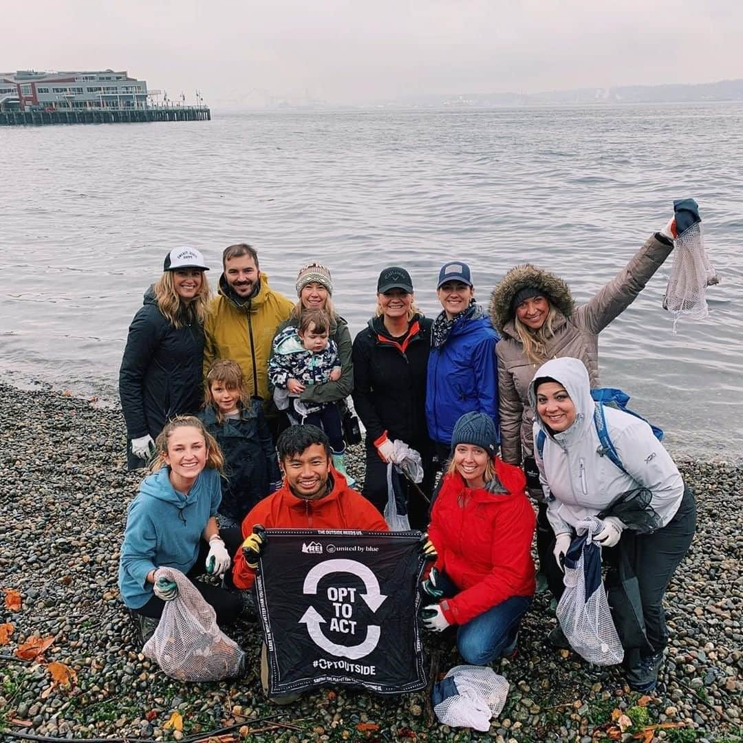 REIさんのインスタグラム写真 - (REIInstagram)「Ready to Opt to Act this Friday? Join us at a cleanup near you by following the link in our bio.  Photo: @hello.carolyn in Seattle, #Washington. #OptOutside #REIemployee」11月26日 23時30分 - rei